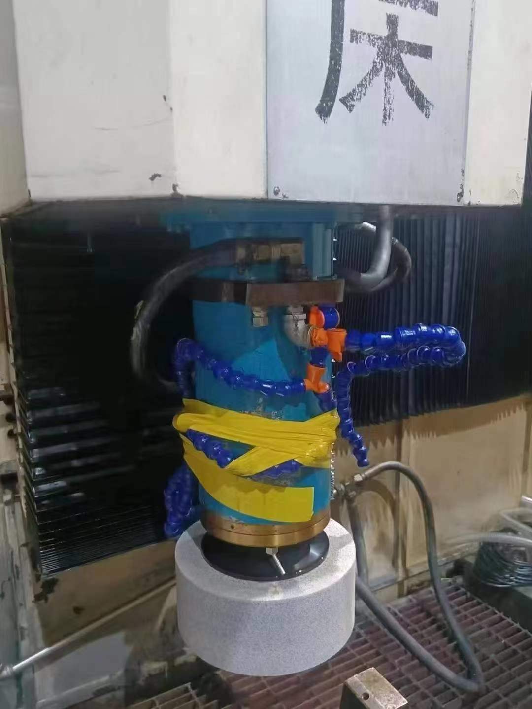 Tianjin Second Machinery Co., Ltd. CNC vertical mill 2MKM95200. Worktable 2000, passes through a diameter of 2100. The workbench can support a load of 6 tons.