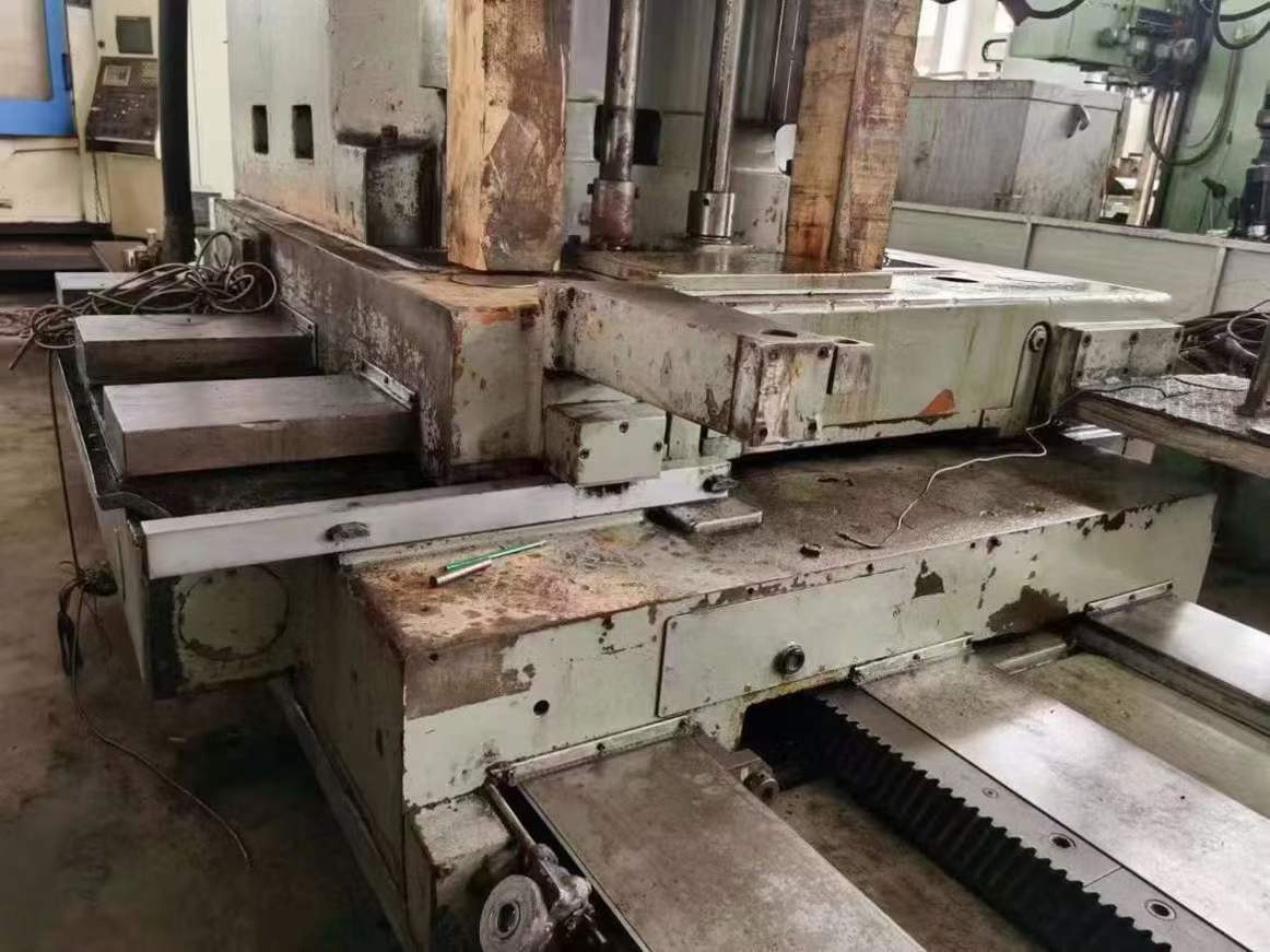 Italian 150 floor-type boring machine, 2.5 meters x 6 meters, return table 2.5 meters x 2 meters.