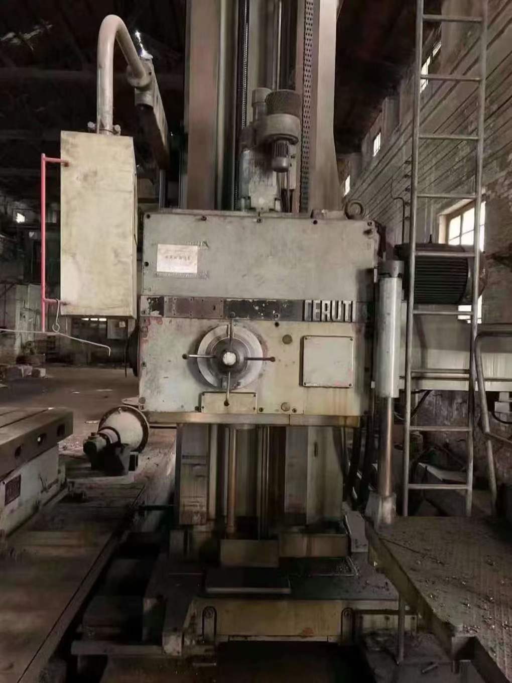 Italian 150 floor-type boring machine, 2.5 meters x 6 meters, return table 2.5 meters x 2 meters.