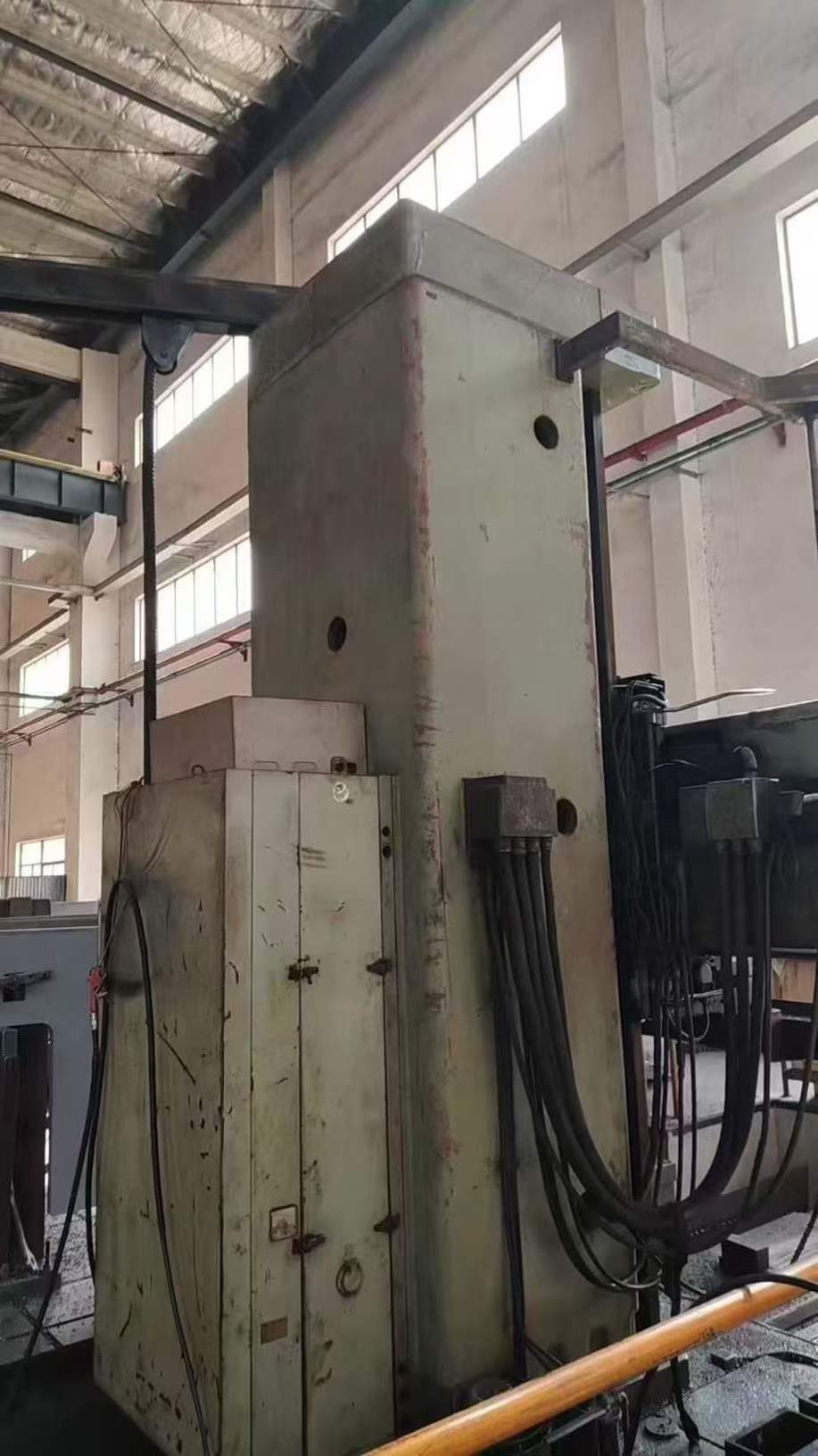 Czech Tos 6913 floor-type boring and milling machine! Travel range of 2.5 × 4 meters.