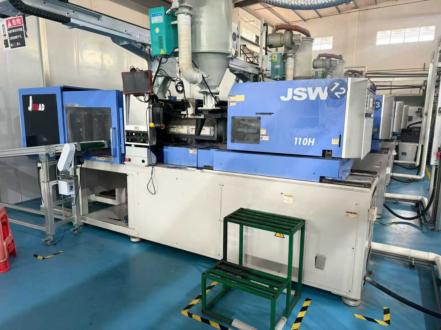 Nippon Steel J110AD/4 units, lower mold 460, screw rod 35, shot velocity 350.