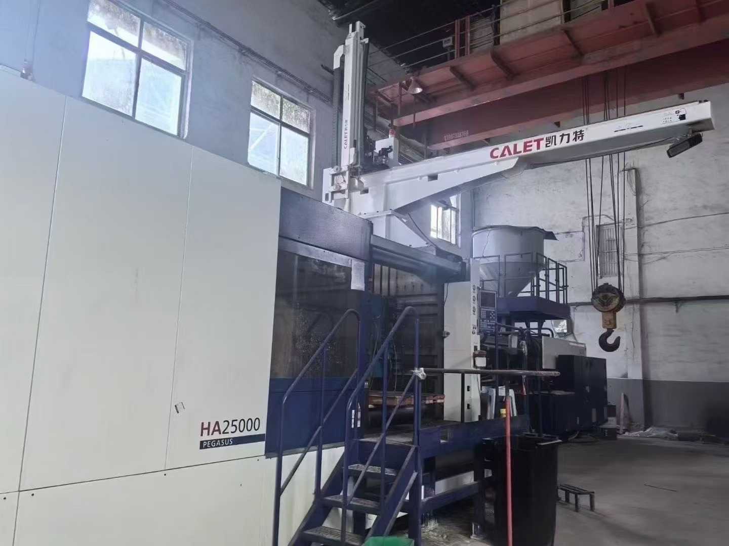 Haitian HA2500-ton semi-new crane with a manipulator.