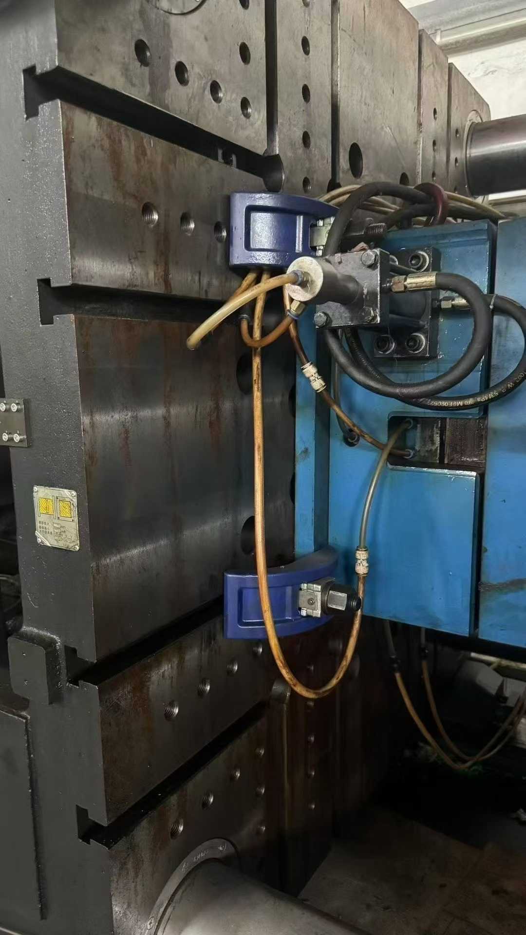 Haitian HA2500-ton semi-new crane with a manipulator.