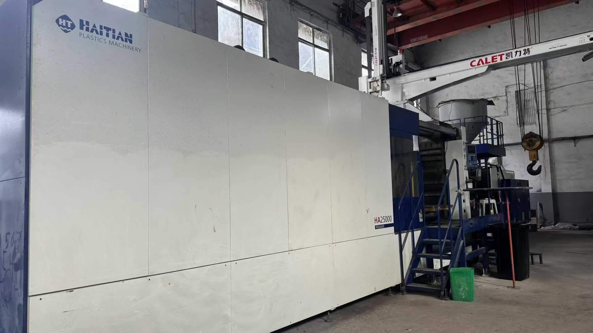 Haitian HA2500-ton semi-new crane with a manipulator.