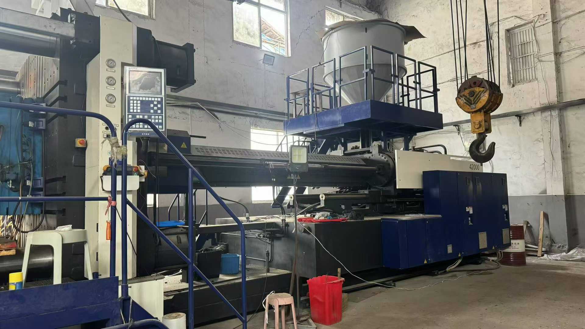 Haitian HA2500-ton semi-new crane with a manipulator.