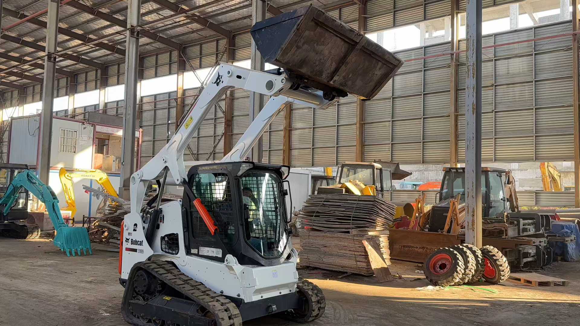 Original American import, Lynx T650 track-type multi-functional sliding loader, featuring a brand-new bucket.