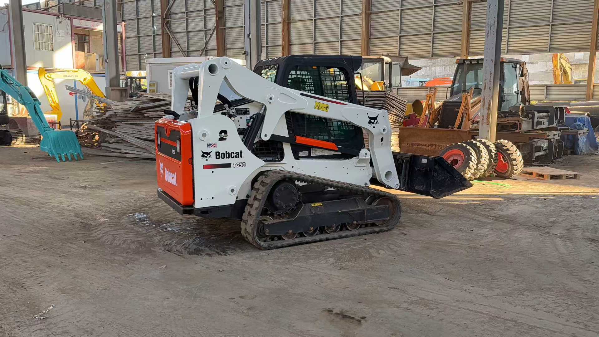 Original American import, Lynx T650 track-type multi-functional sliding loader, featuring a brand-new bucket.