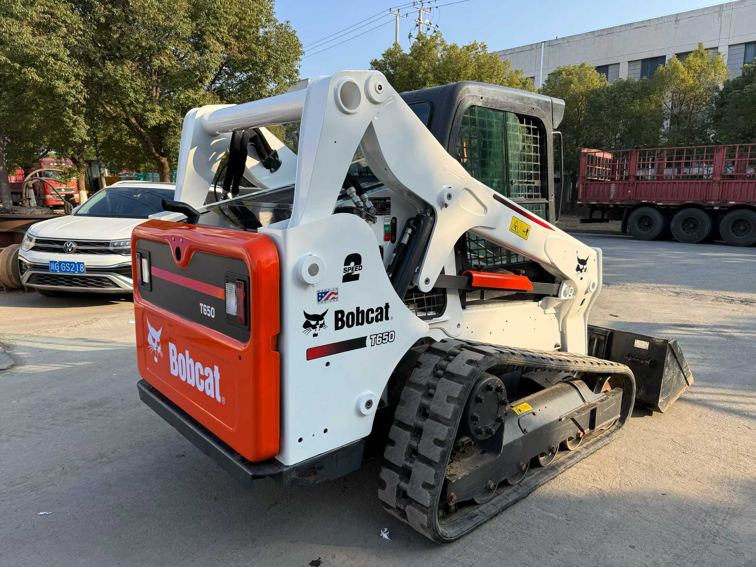 Original American import, Lynx T650 track-type multi-functional sliding loader, featuring a brand-new bucket.