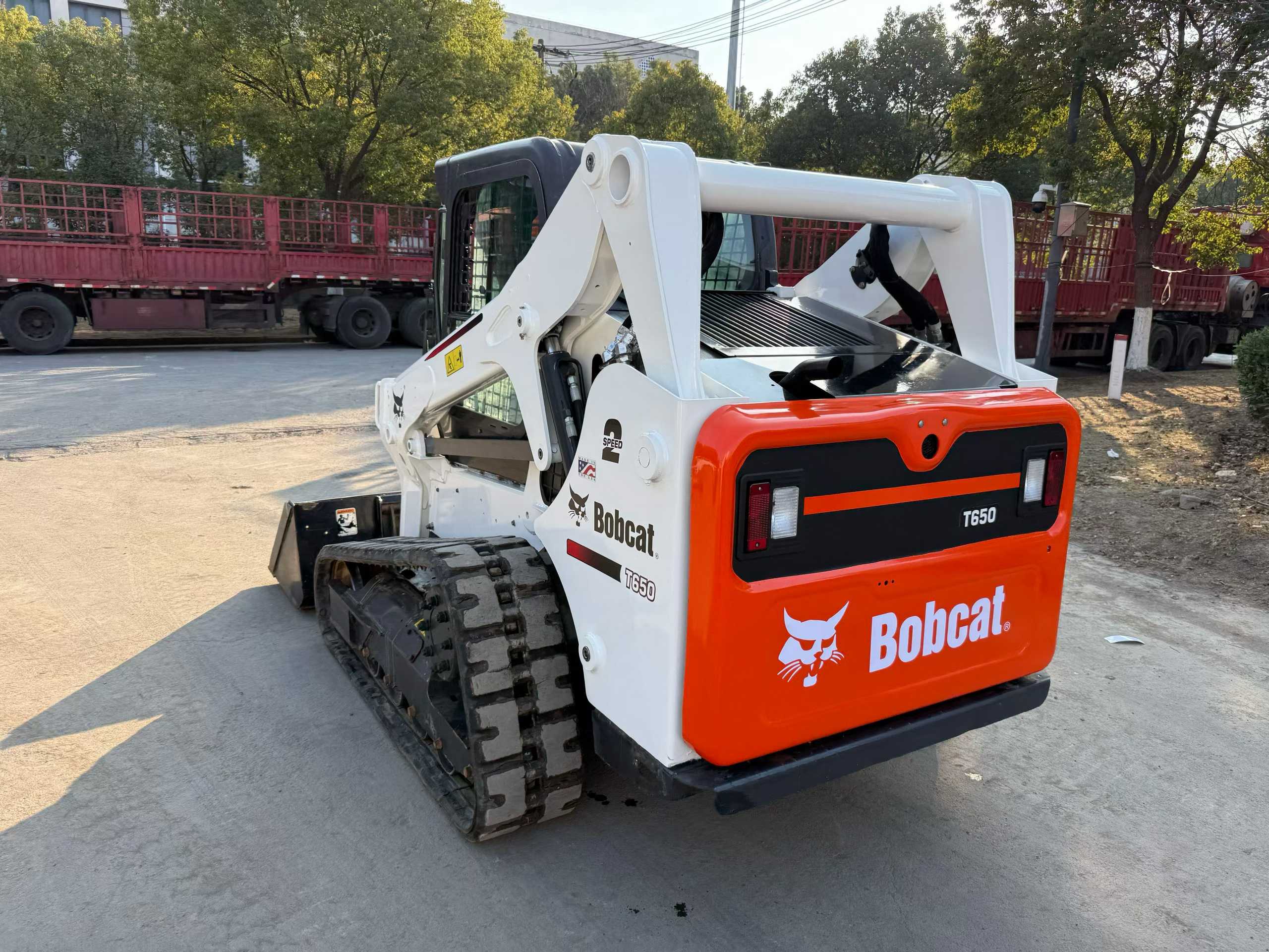 Original American import, Lynx T650 track-type multi-functional sliding loader, featuring a brand-new bucket.