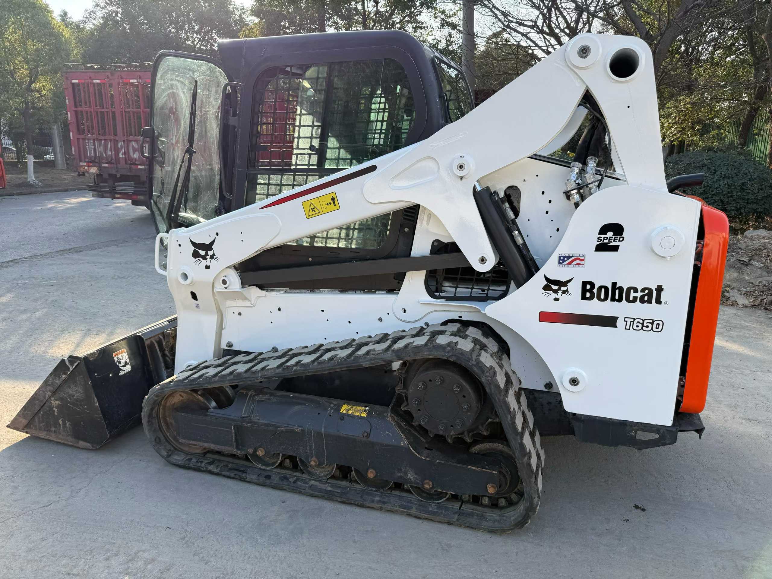 Original American import, Lynx T650 track-type multi-functional sliding loader, featuring a brand-new bucket.