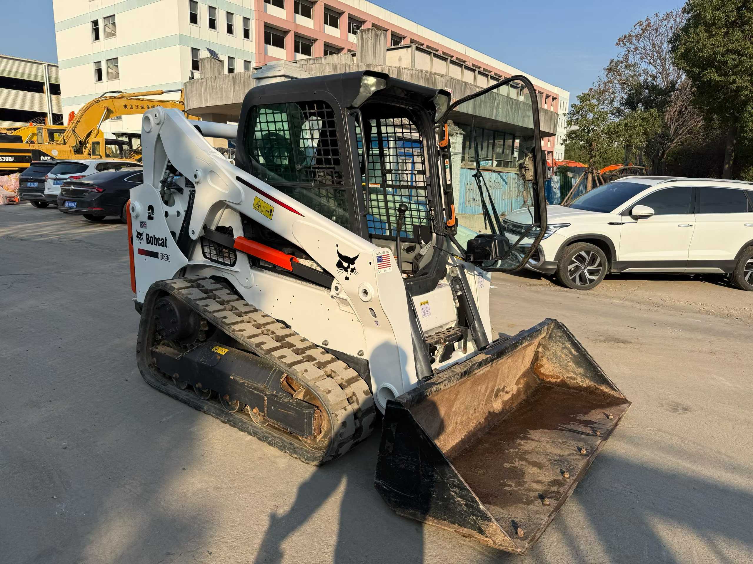 Original American import, Lynx T650 track-type multi-functional sliding loader, featuring a brand-new bucket.