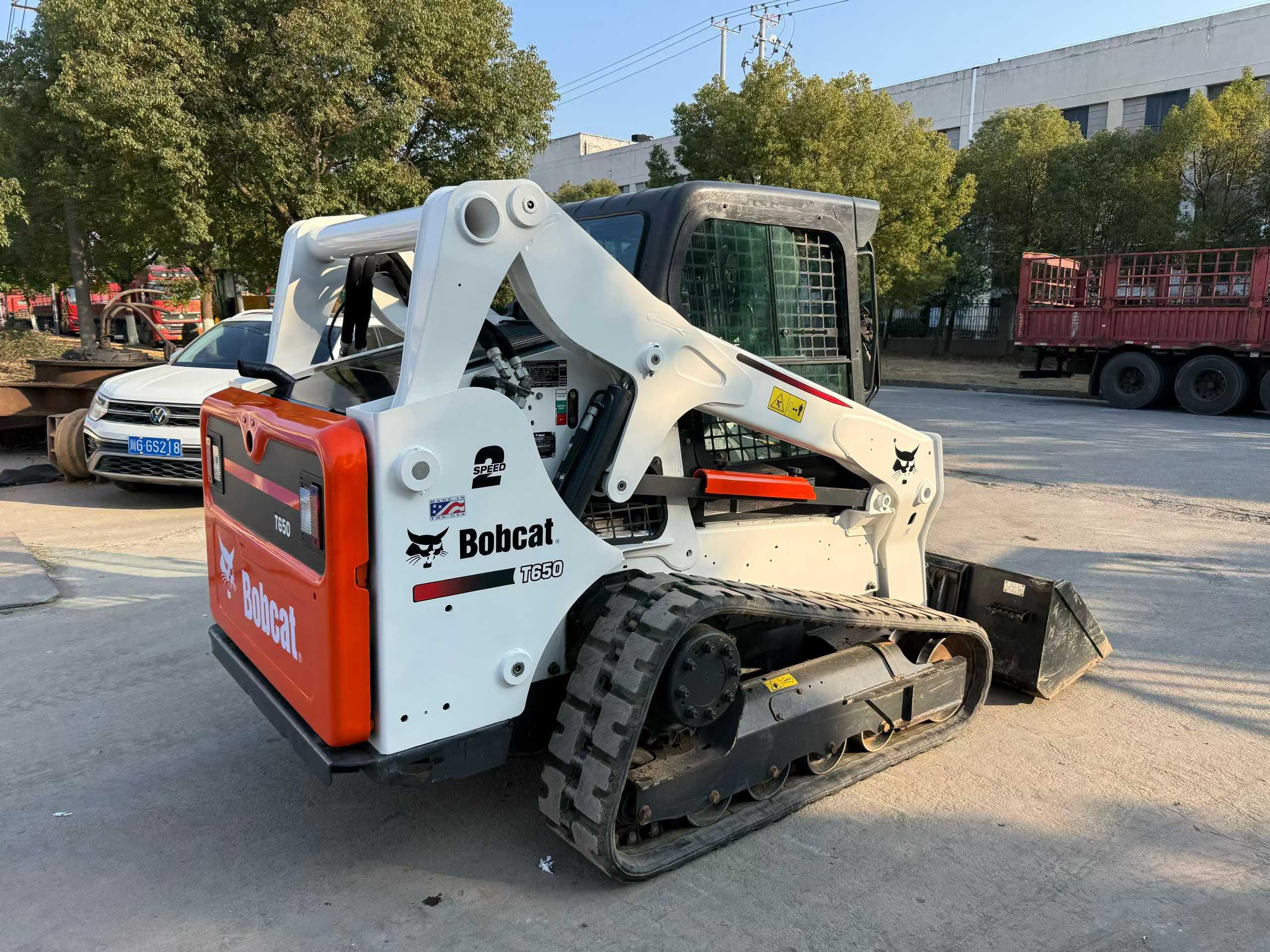 Original American import, Lynx T650 track-type multi-functional sliding loader, featuring a brand-new bucket.