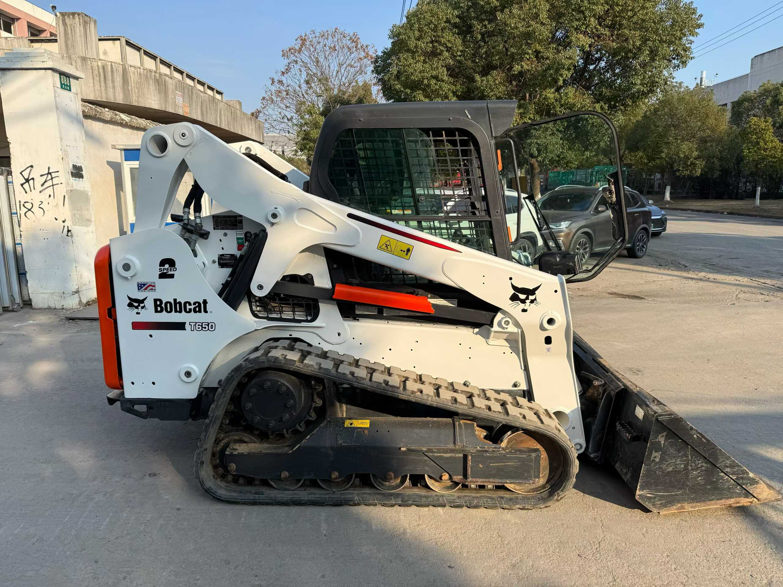 Original American import, Lynx T650 track-type multi-functional sliding loader, featuring a brand-new bucket.