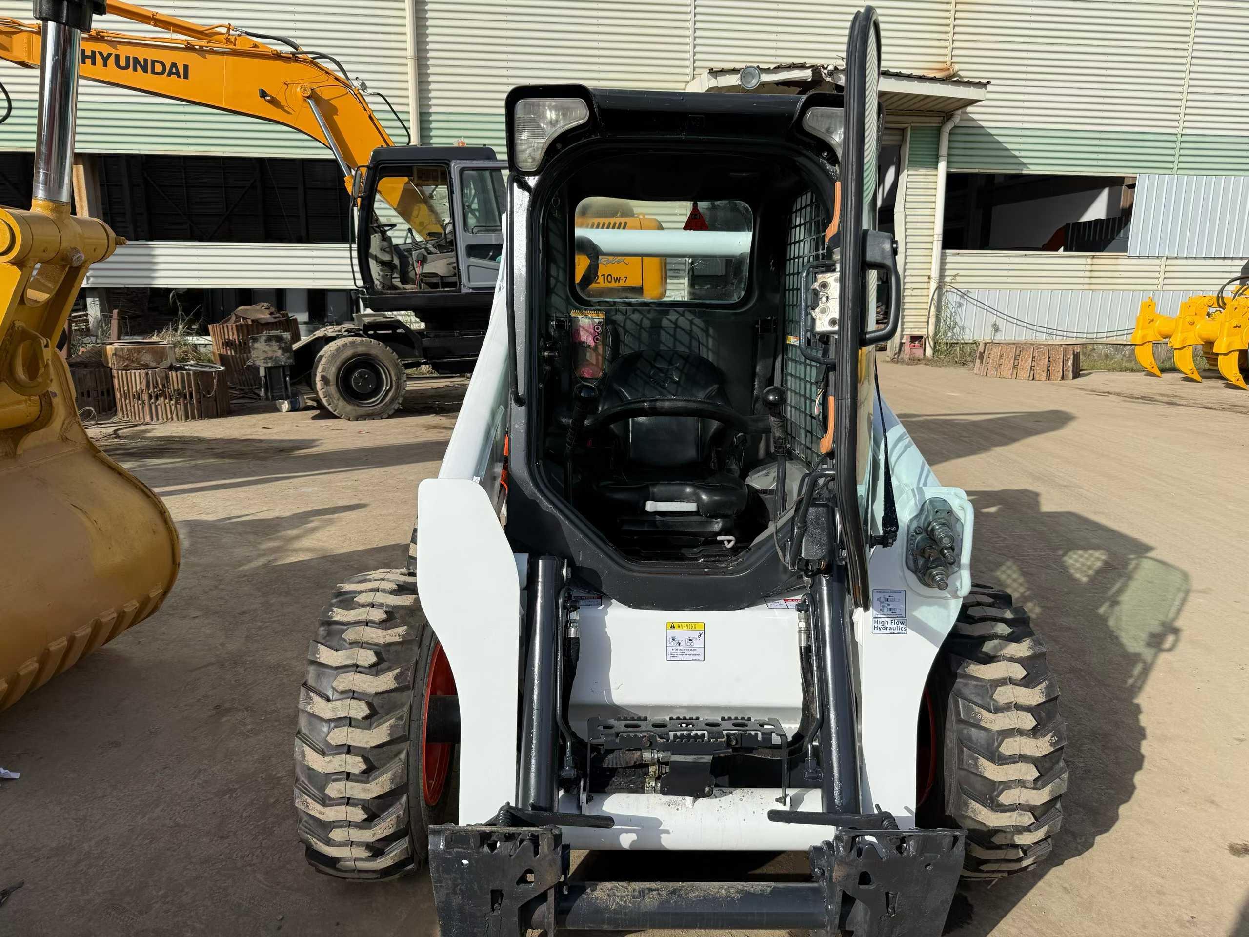 Original American import, Bobcat S650 multi-function sliding loader, equipped with a brand-new bucket.