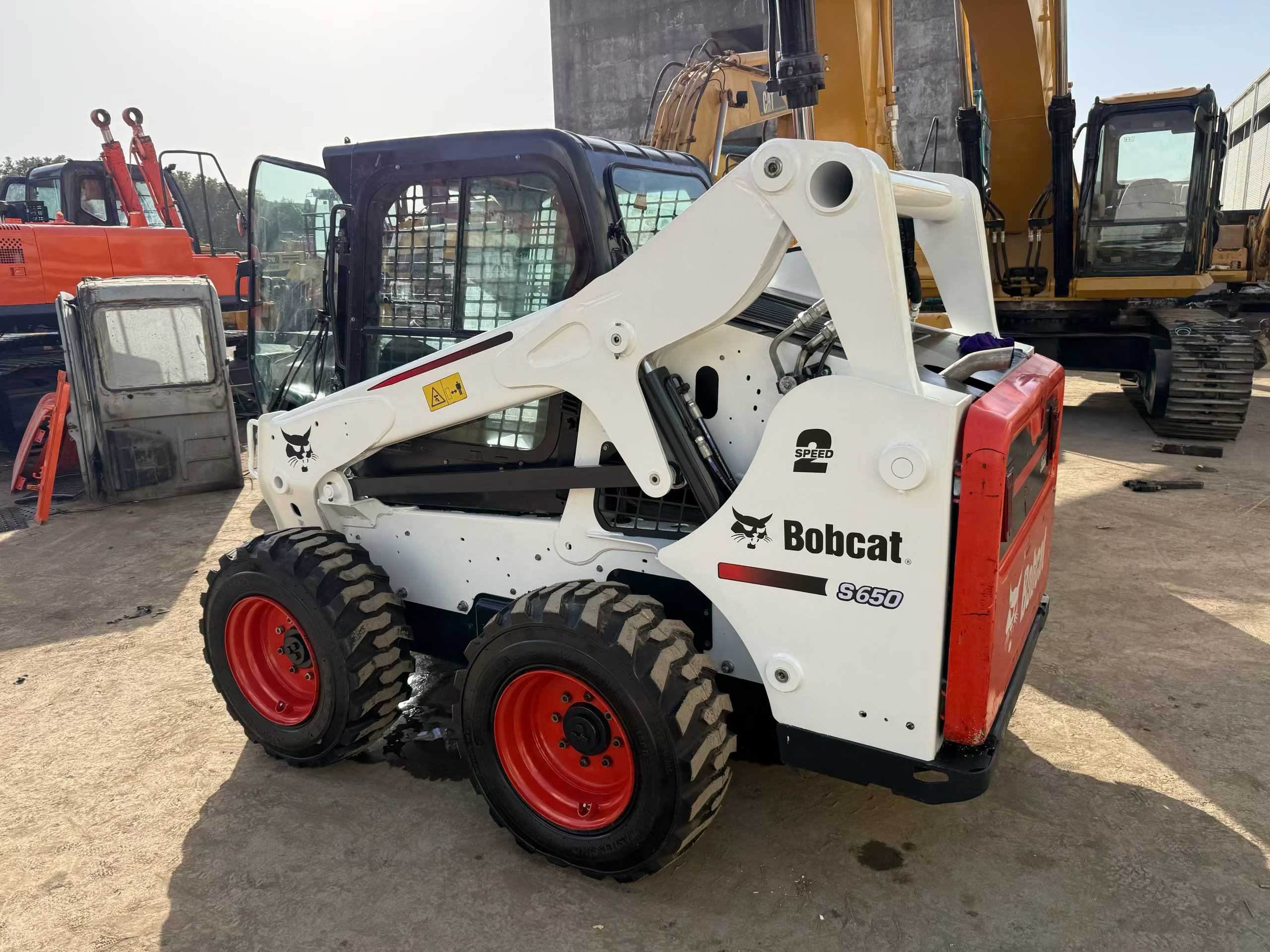 Original American import, Bobcat S650 multi-function sliding loader, equipped with a brand-new bucket.