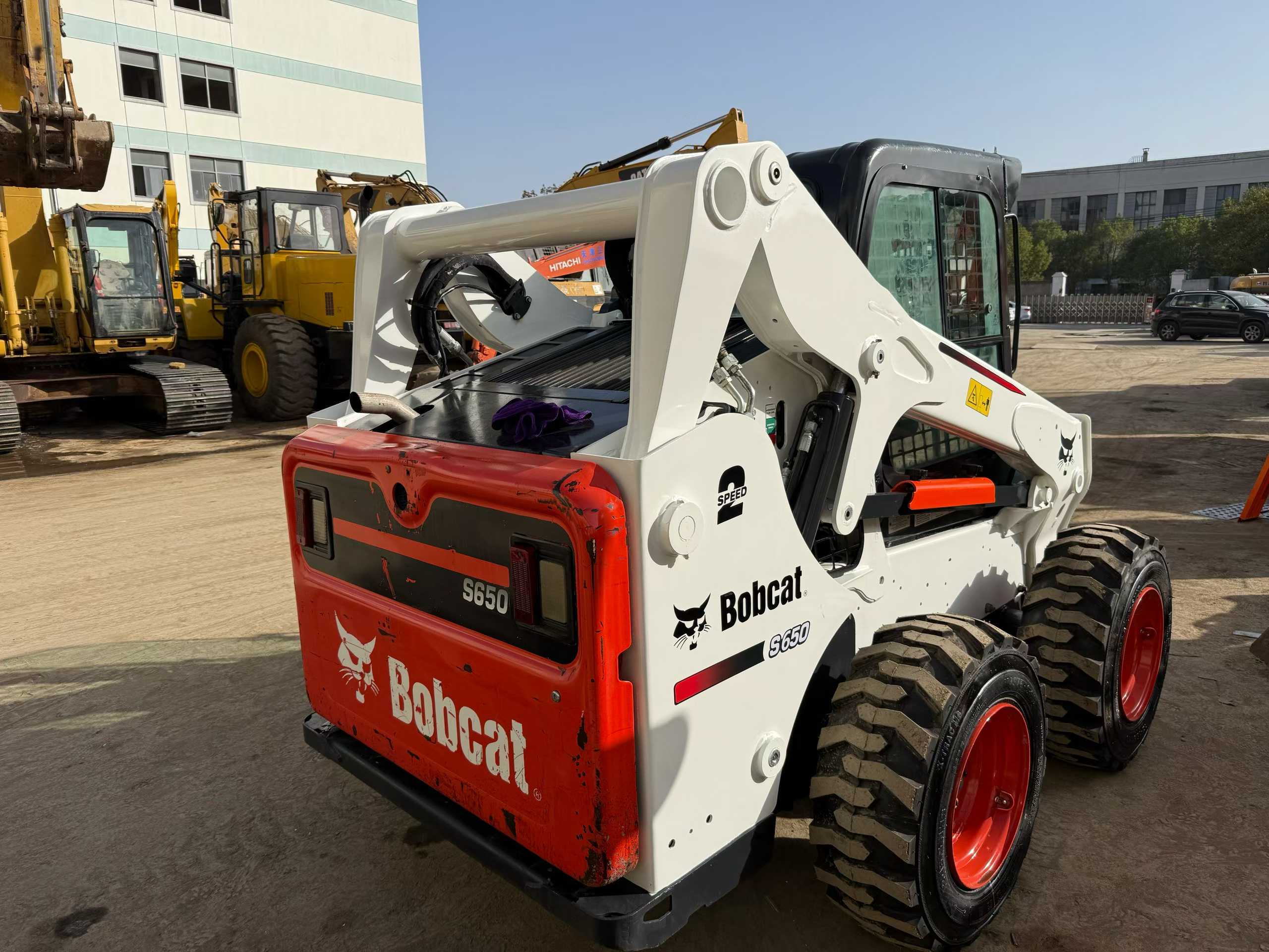 Original American import, Bobcat S650 multi-function sliding loader, equipped with a brand-new bucket.