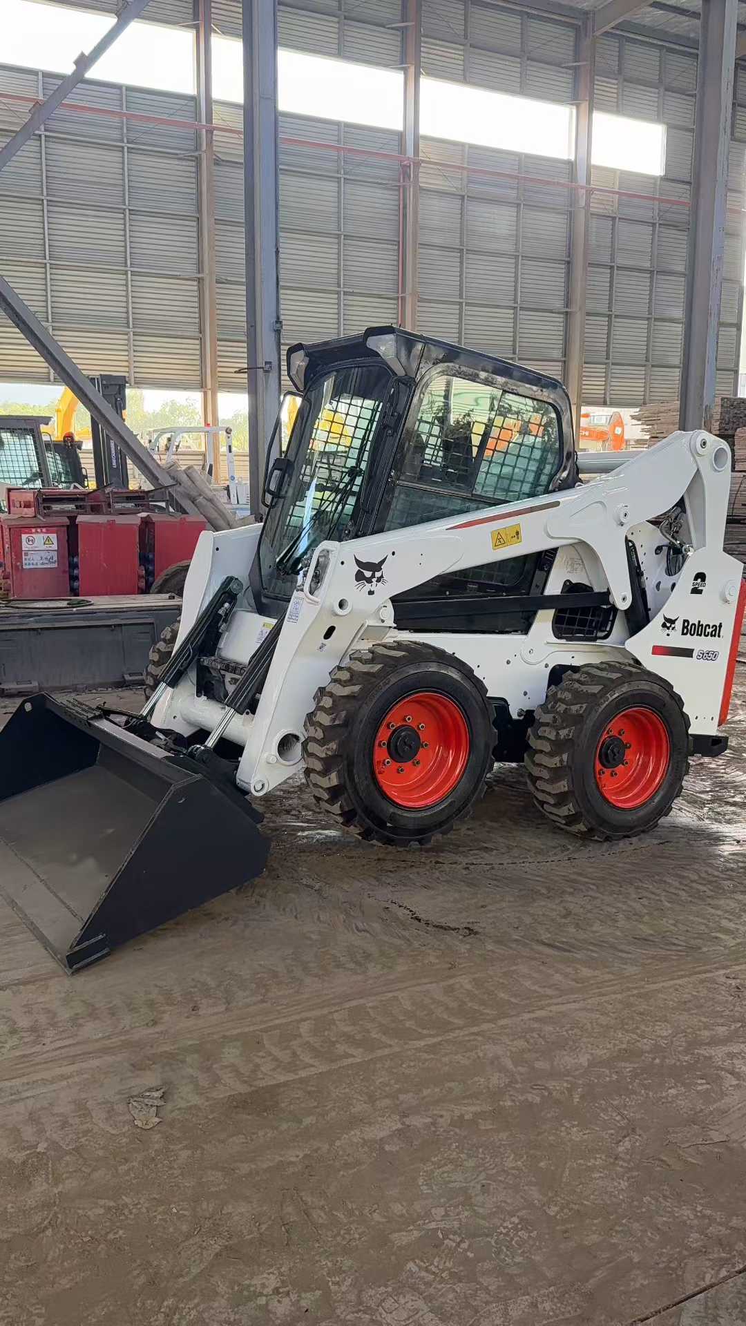 Original American import, Bobcat S650 multi-function sliding loader, equipped with a brand-new bucket.