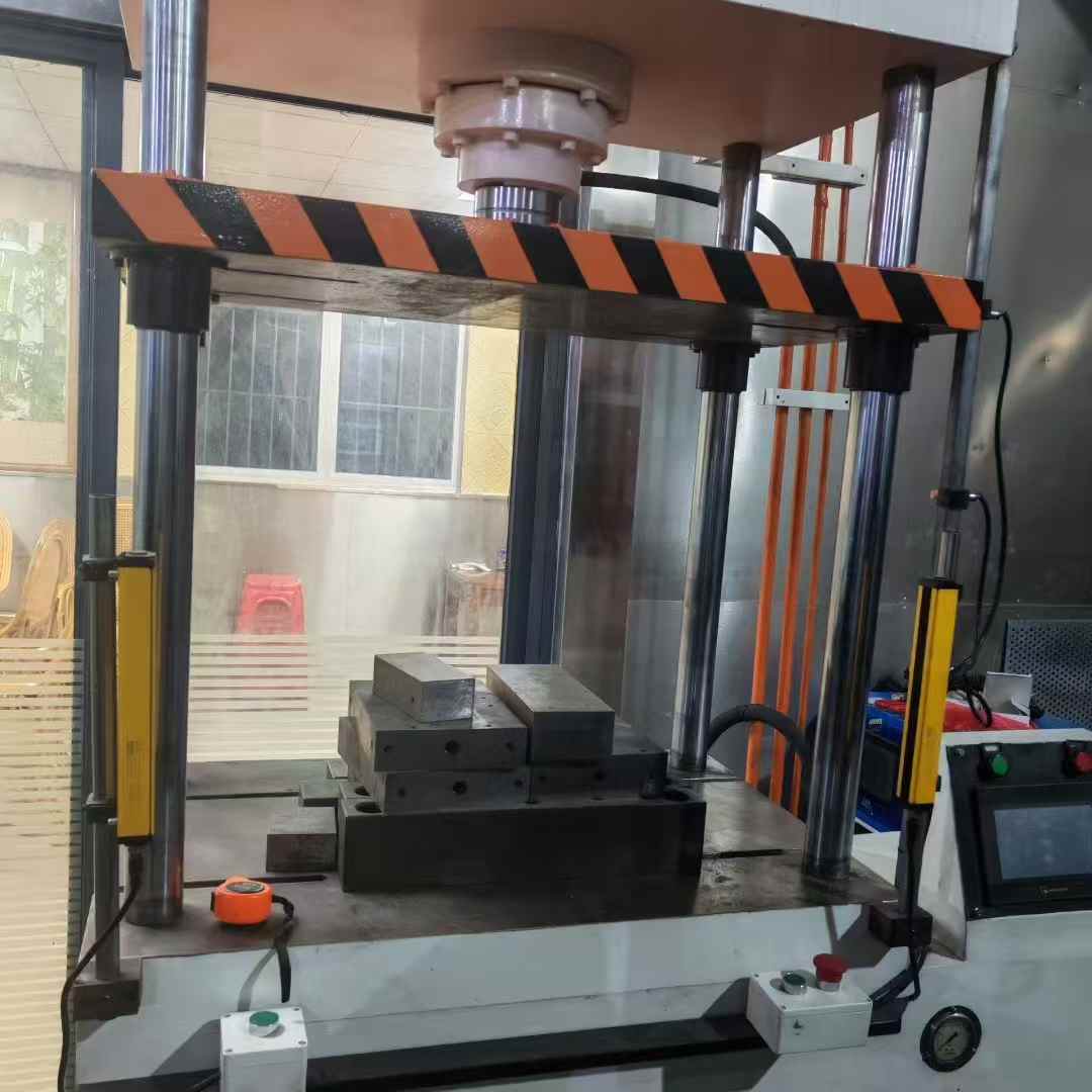 Charging and cutting hydraulic press.