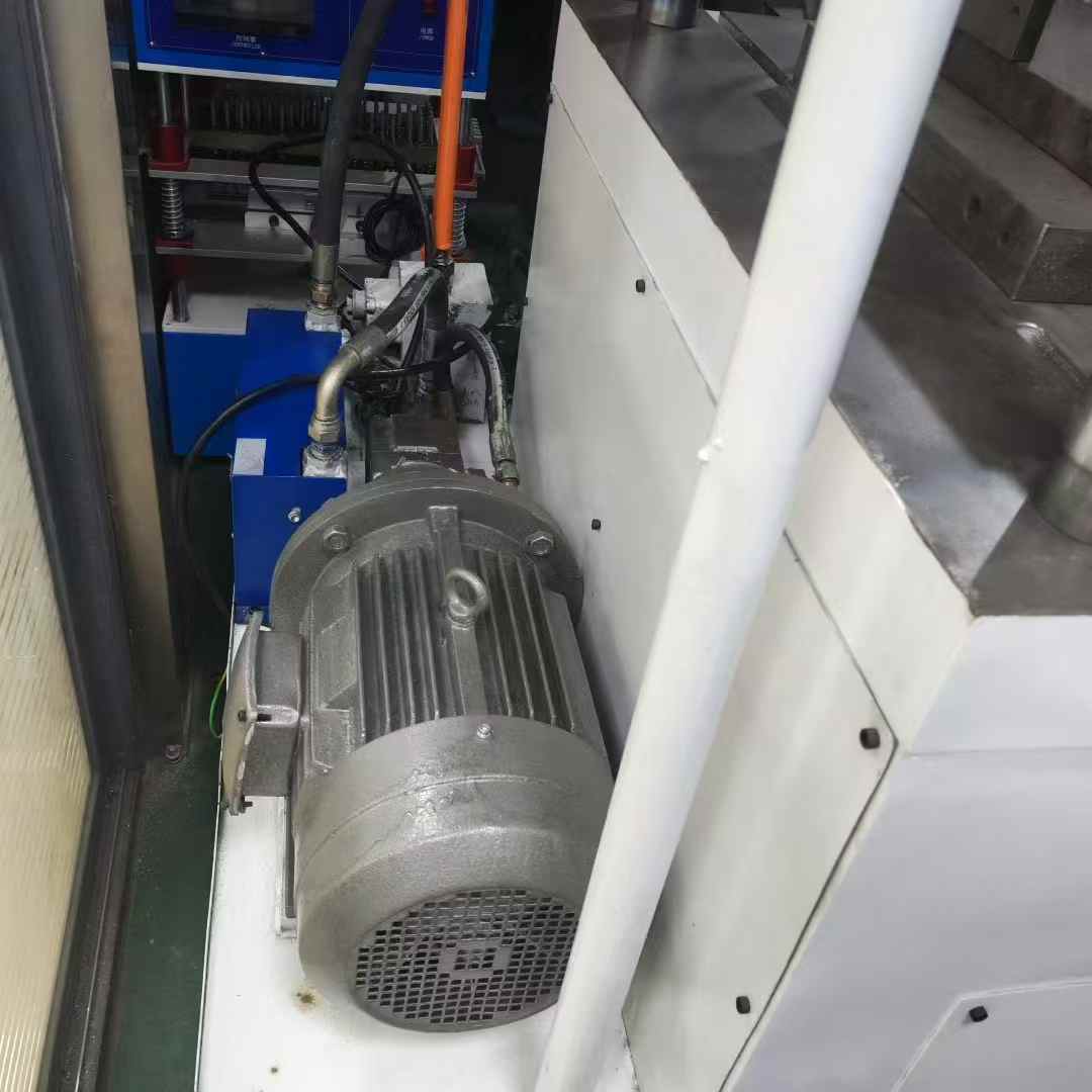 Charging and cutting hydraulic press.