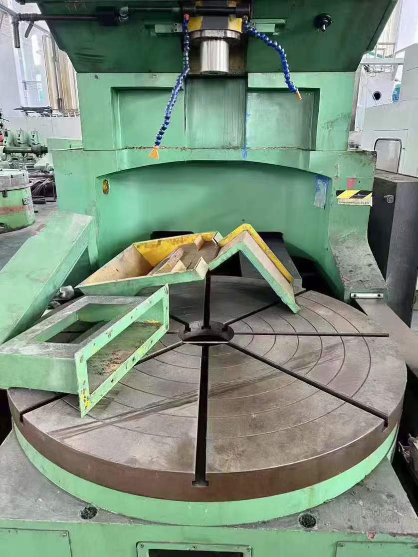 Wuhan Gewei 1.6 meters. CNC gear hobbing machine.