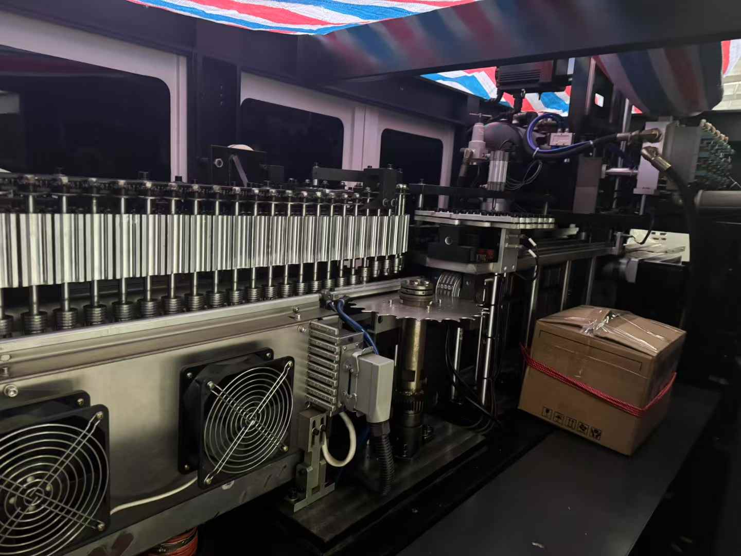 A six-section variable pitch blow molding machine with a center distance of 120, featuring a 1.5-liter 30-hole mold!