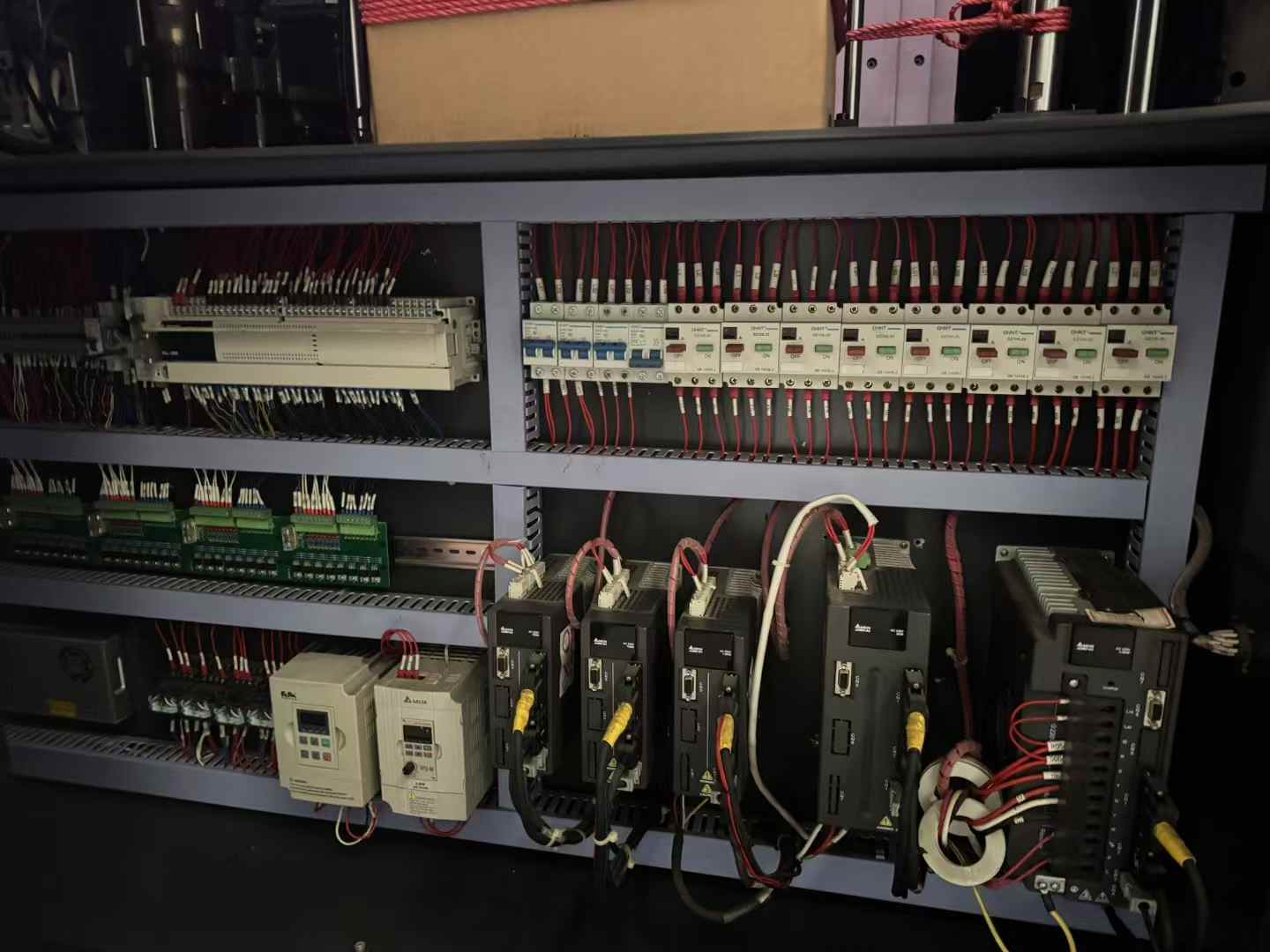 A six-section variable pitch blow molding machine with a center distance of 120, featuring a 1.5-liter 30-hole mold!