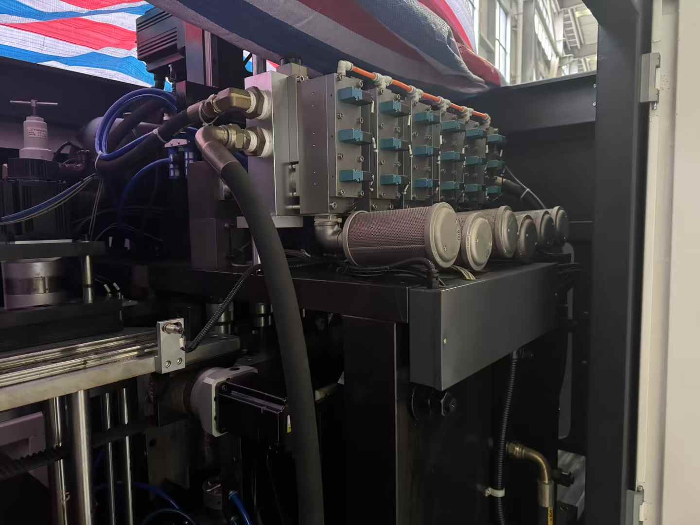 A six-section variable pitch blow molding machine with a center distance of 120, featuring a 1.5-liter 30-hole mold!