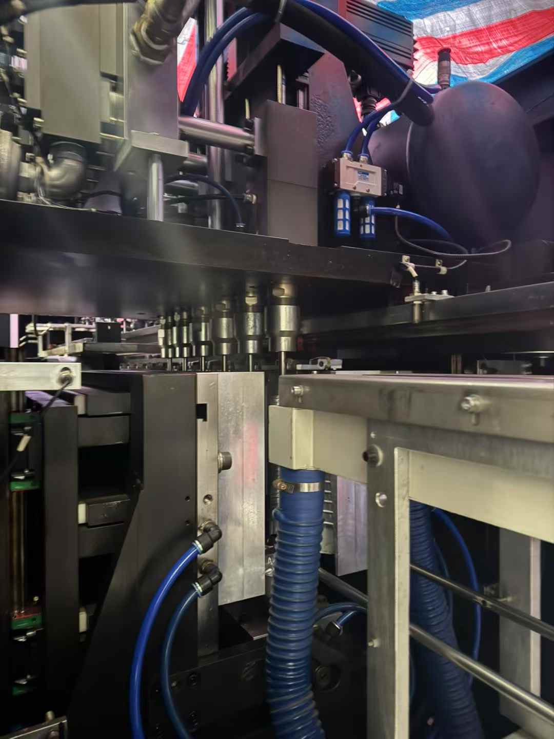 A six-section variable pitch blow molding machine with a center distance of 120, featuring a 1.5-liter 30-hole mold!