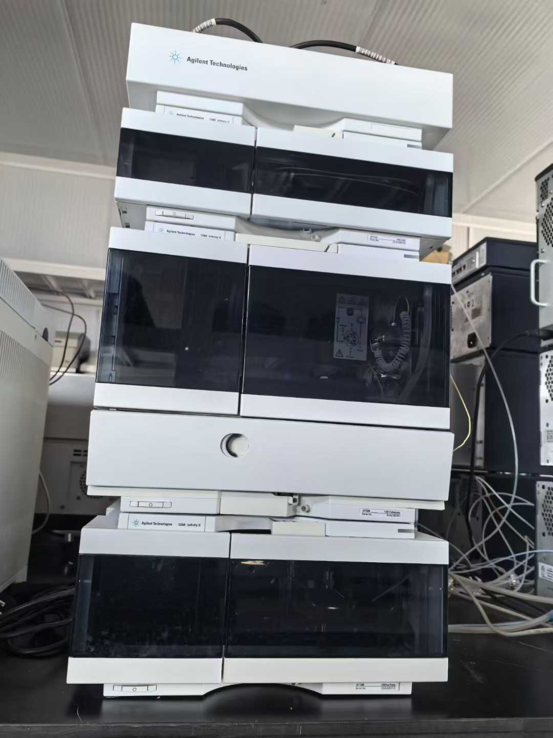 An Agilent 1260 2nd-generation liquid chromatograph, one 7890B gas chromatograph, and a fully equipped computer workstation.
