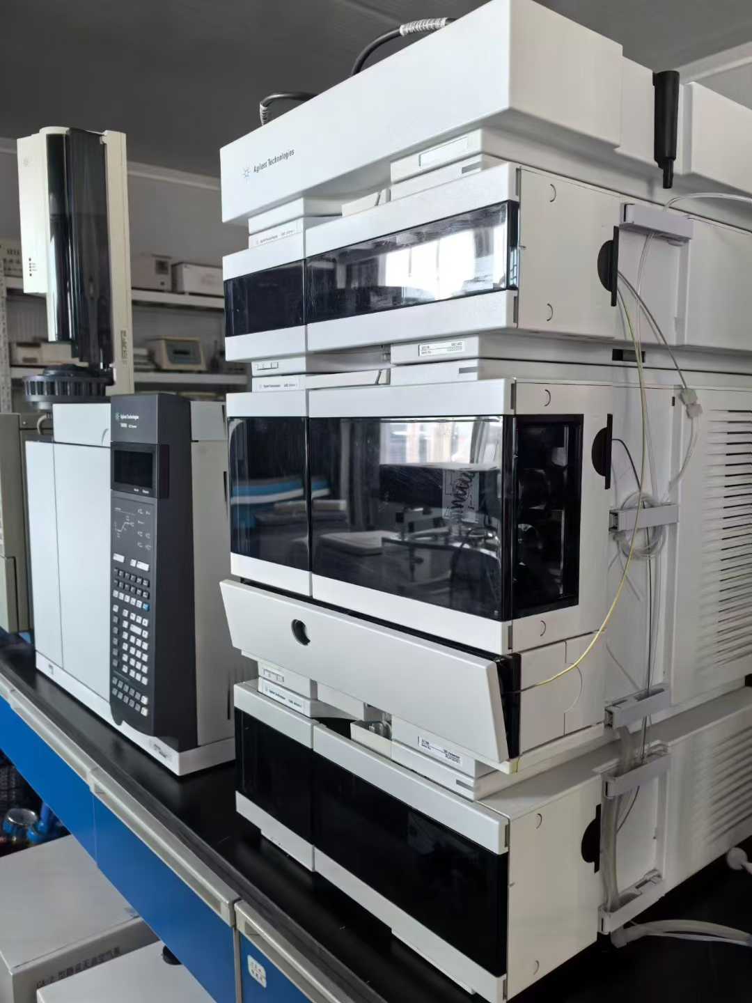An Agilent 1260 2nd-generation liquid chromatograph, one 7890B gas chromatograph, and a fully equipped computer workstation.