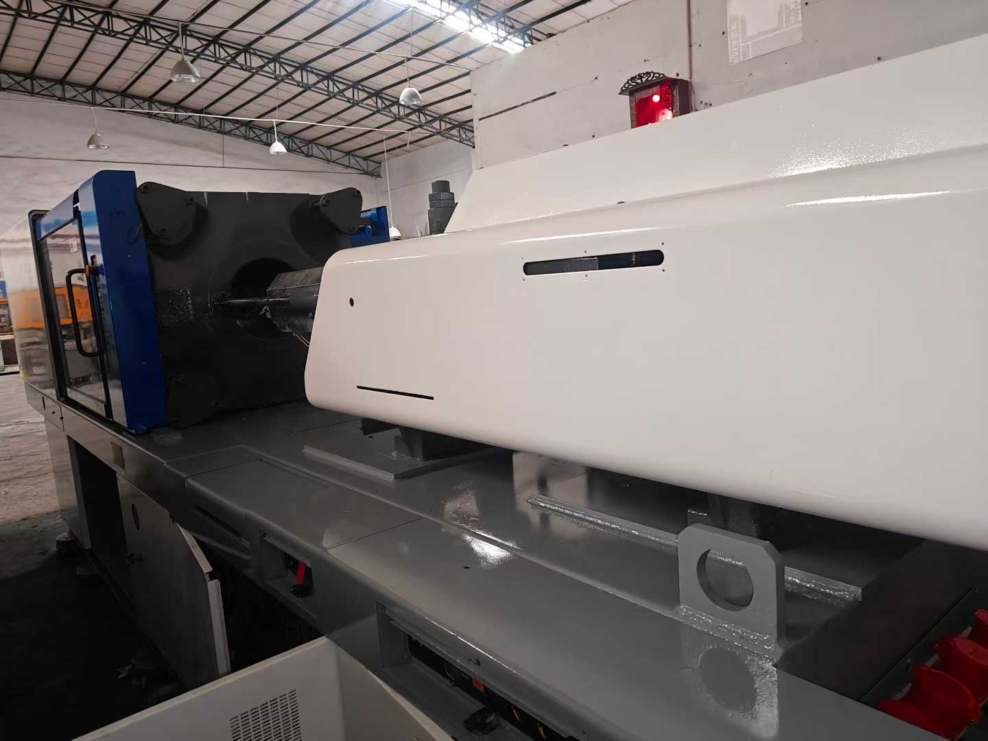 Dongyang TM180HW, lower mold dimensions: 560x560.