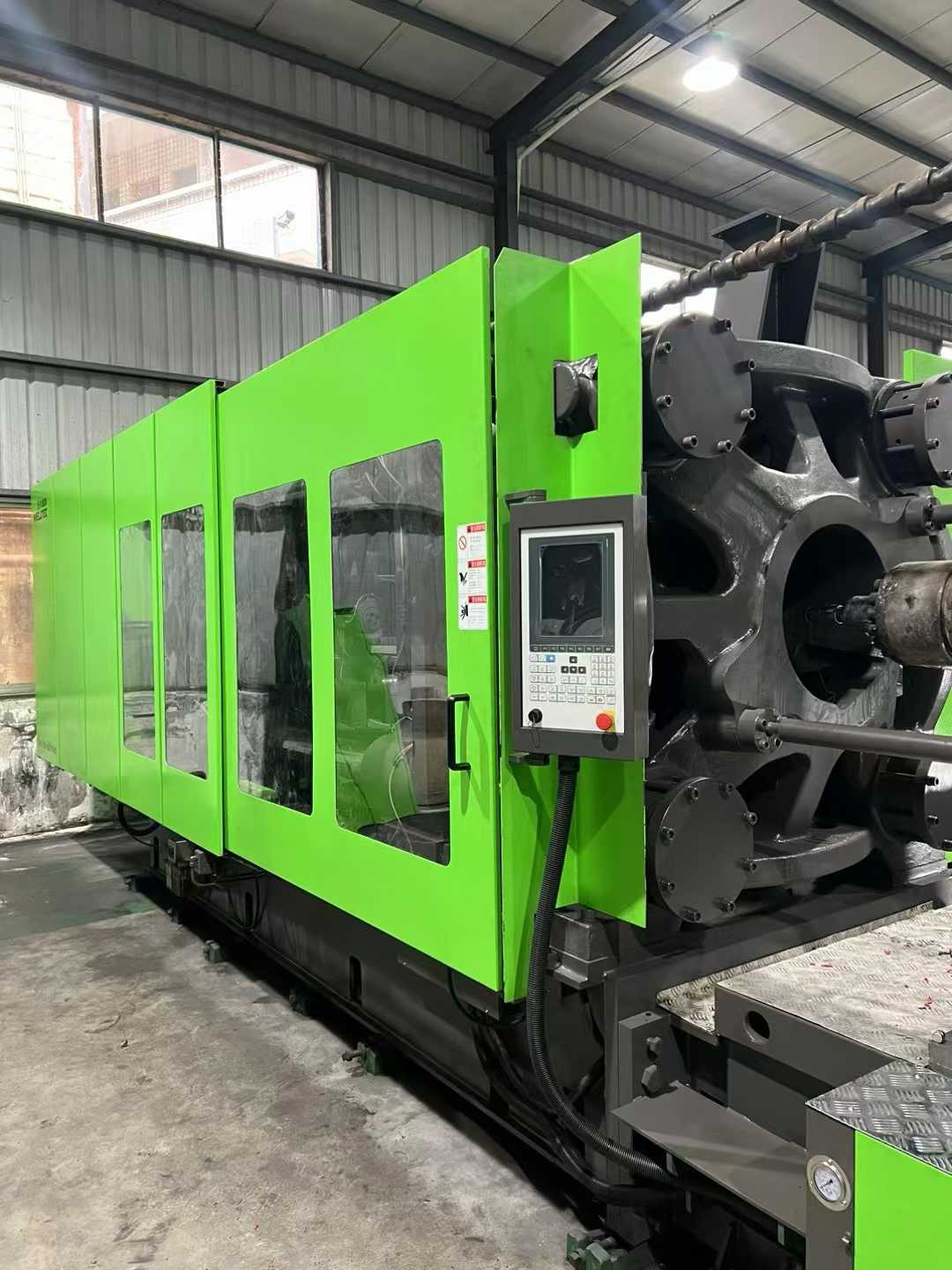 Donghua 750T servo motor, 2 units. Excellent condition. Capable of accommodating a 1000mm screw diameter with 90/100mm threads.