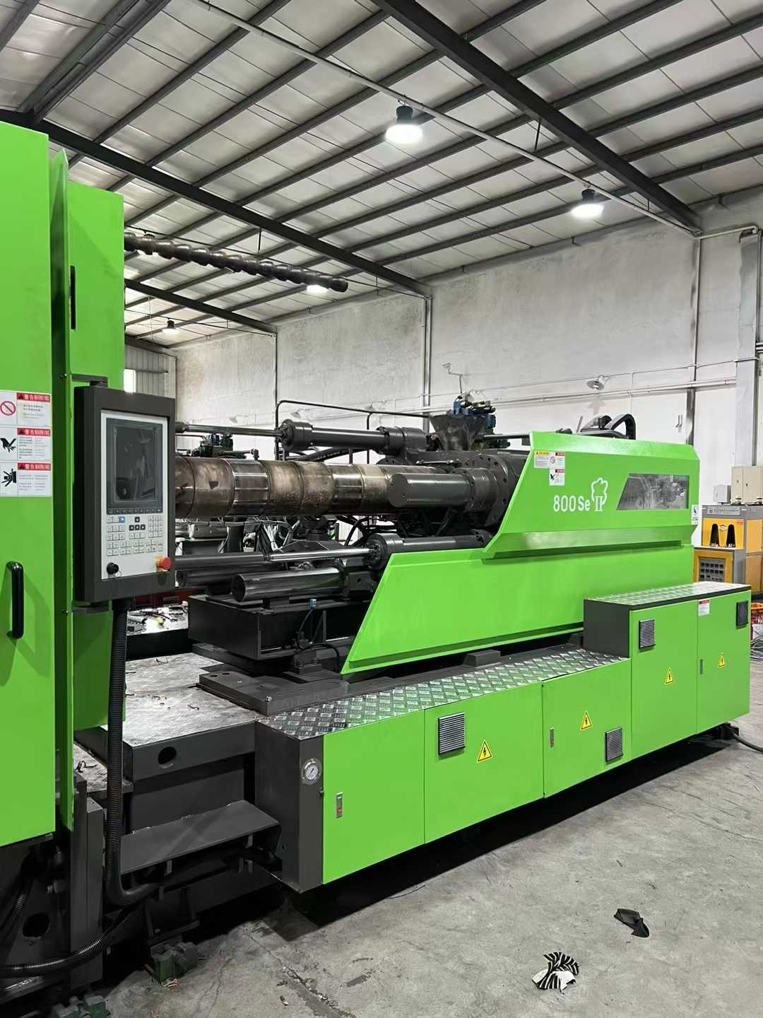 Donghua 750T servo motor, 2 units. Excellent condition. Capable of accommodating a 1000mm screw diameter with 90/100mm threads.