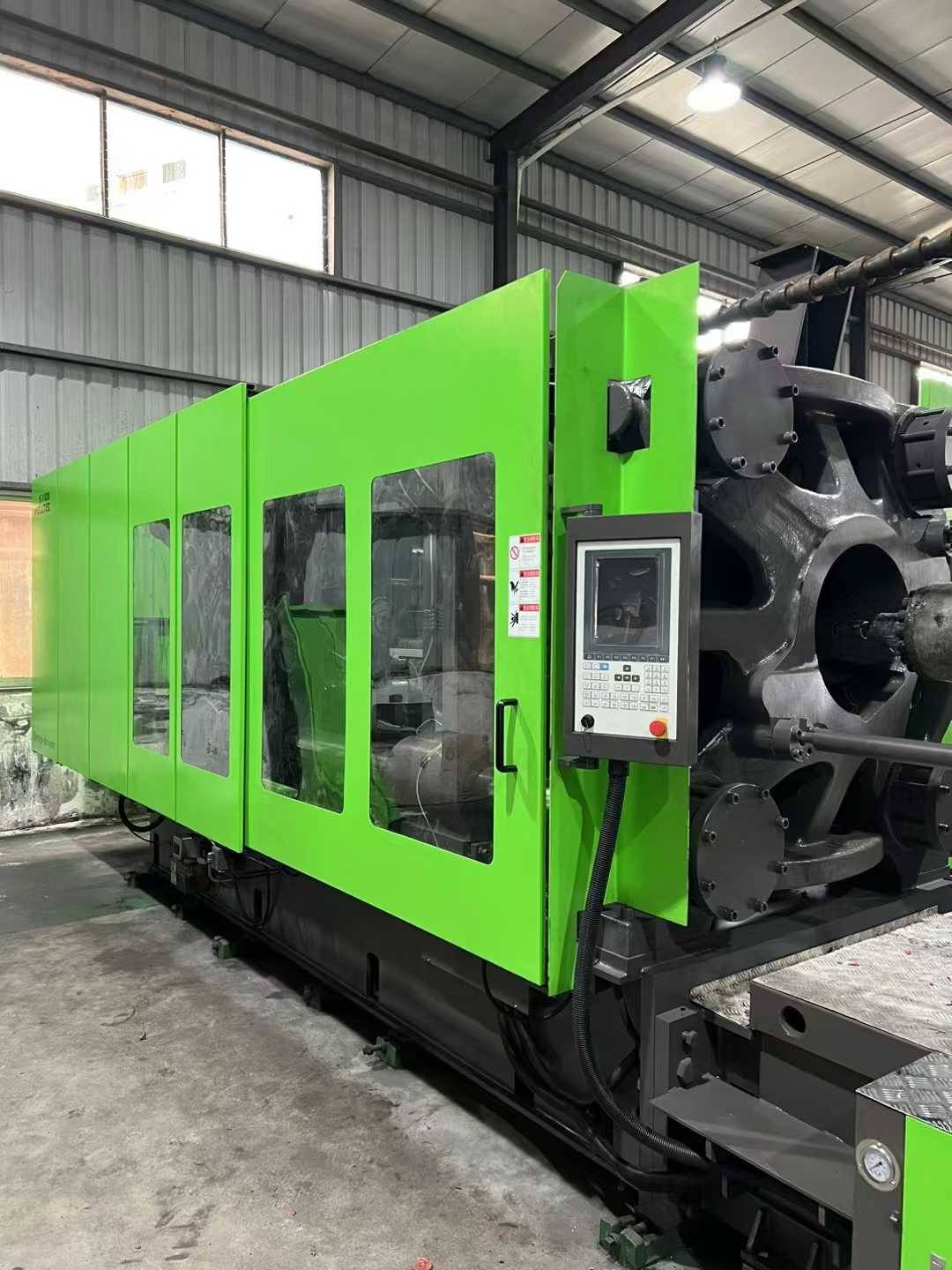 Donghua 750T servo motor, 2 units. Excellent condition. Capable of accommodating a 1000mm screw diameter with 90/100mm threads.