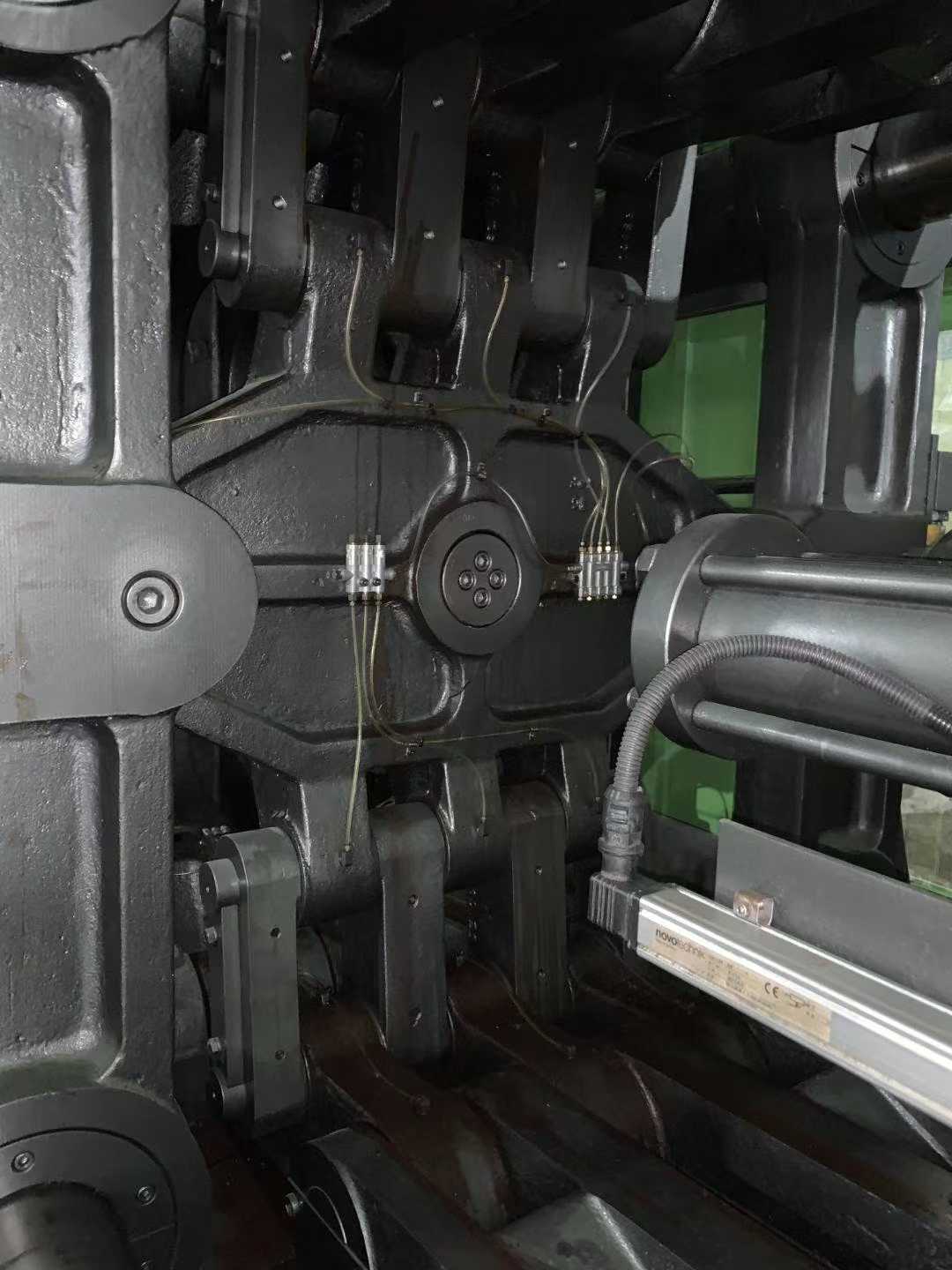 Donghua 750T servo motor, 2 units. Excellent condition. Capable of accommodating a 1000mm screw diameter with 90/100mm threads.