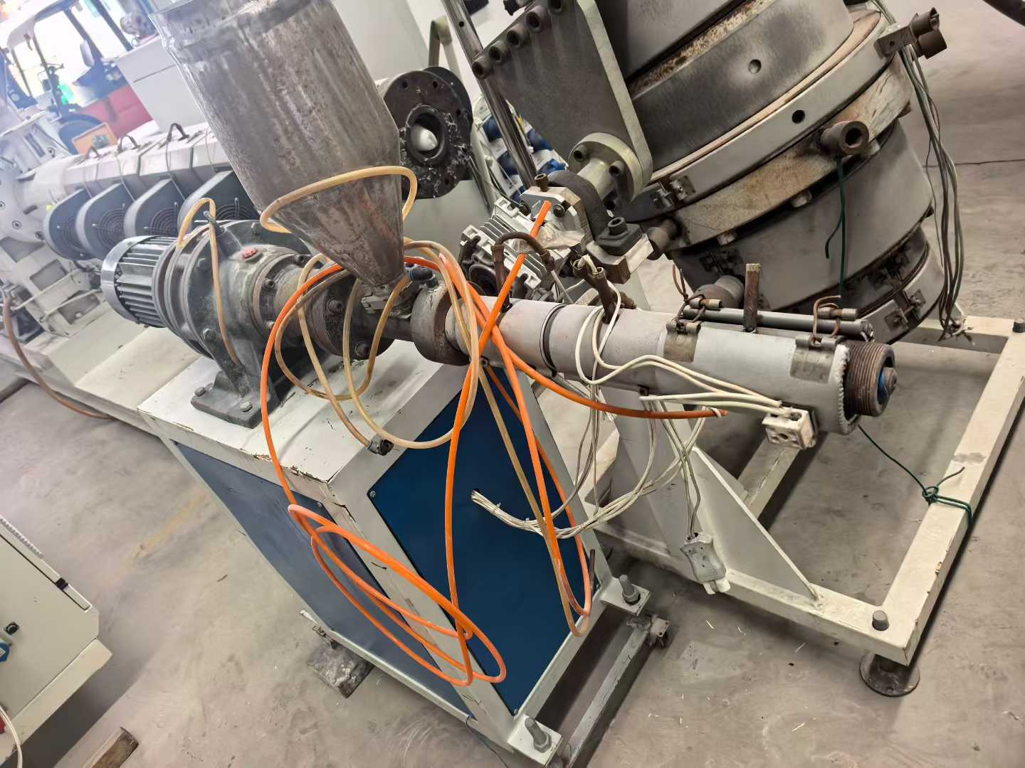 75-250PE three-layer co-extrusion water supply pipe production line.