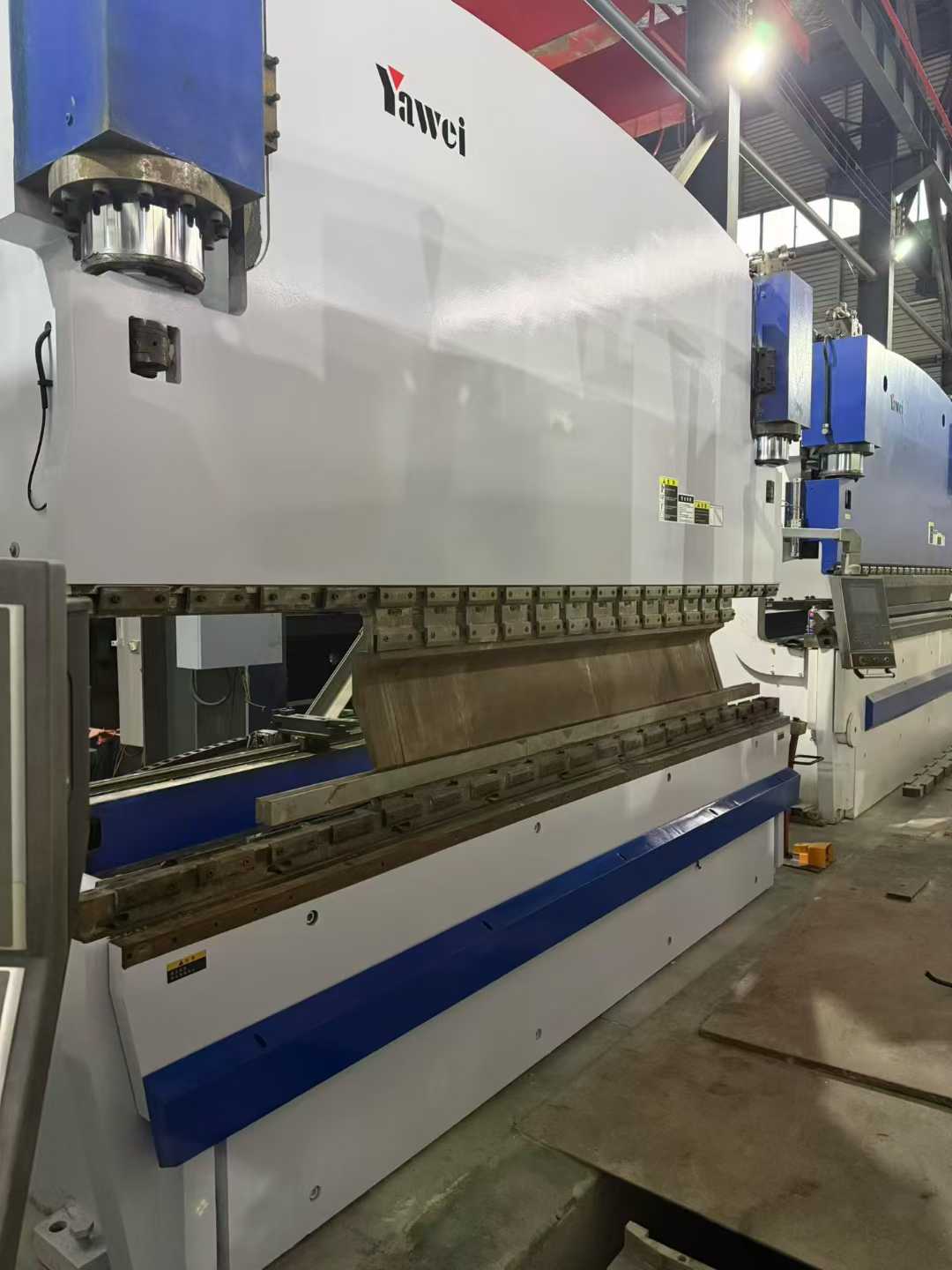 Yue Wei 300-ton 4.1-meter electro-hydraulic servo 6.➕ Axis 1, increased travel range, 500 throat depth, opening height of 700 mm, CNC bending machine.
