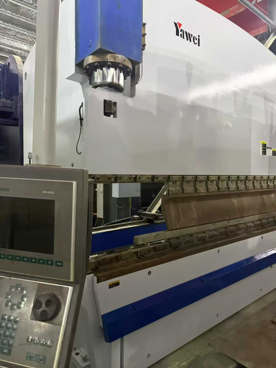 Yue Wei 300-ton 4.1-meter electro-hydraulic servo 6.➕ Axis 1, increased travel range, 500 throat depth, opening height of 700 mm, CNC bending machine.