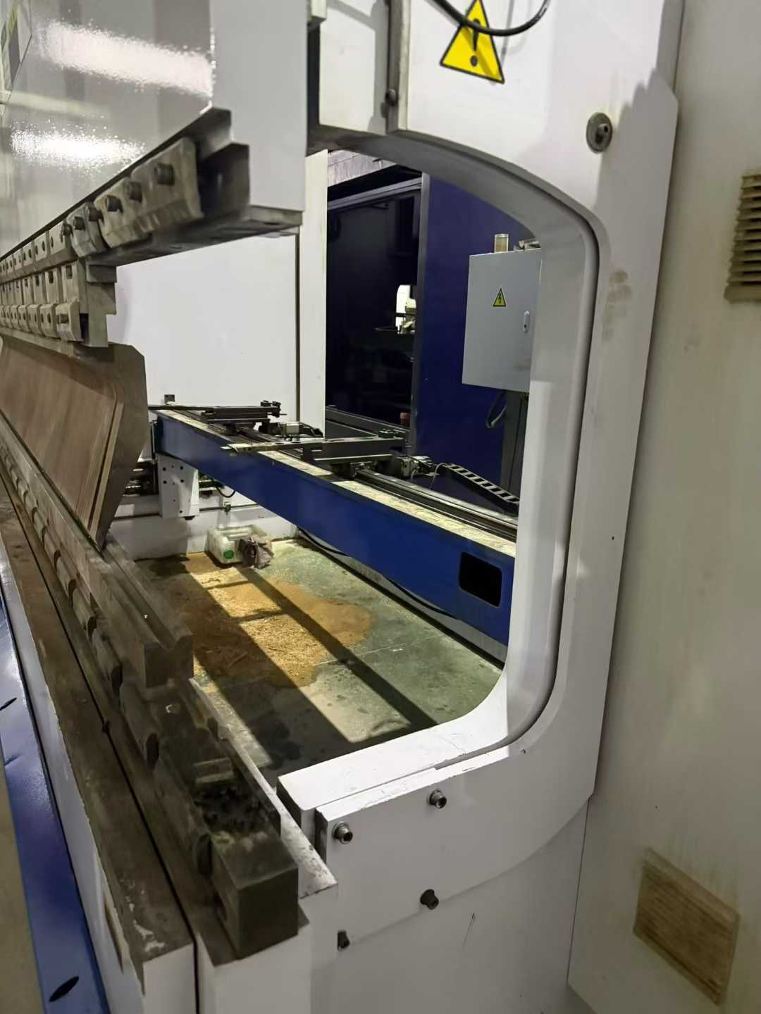 Yue Wei 300-ton 4.1-meter electro-hydraulic servo 6.➕ Axis 1, increased travel range, 500 throat depth, opening height of 700 mm, CNC bending machine.