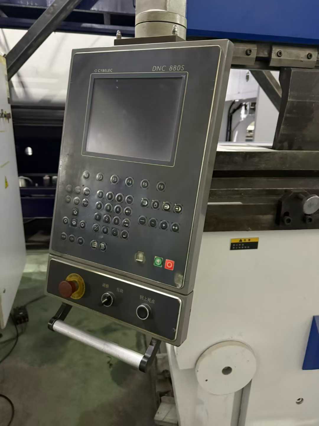 Yue Wei 300-ton 4.1-meter electro-hydraulic servo 6.➕ Axis 1, increased travel range, 500 throat depth, opening height of 700 mm, CNC bending machine.