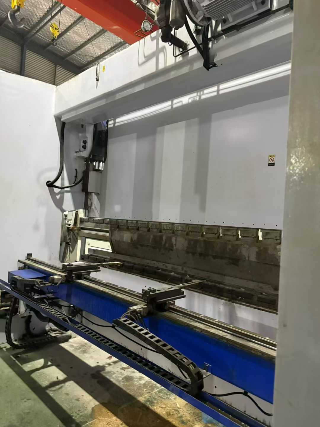 Yue Wei 300-ton 4.1-meter electro-hydraulic servo 6.➕ Axis 1, increased travel range, 500 throat depth, opening height of 700 mm, CNC bending machine.