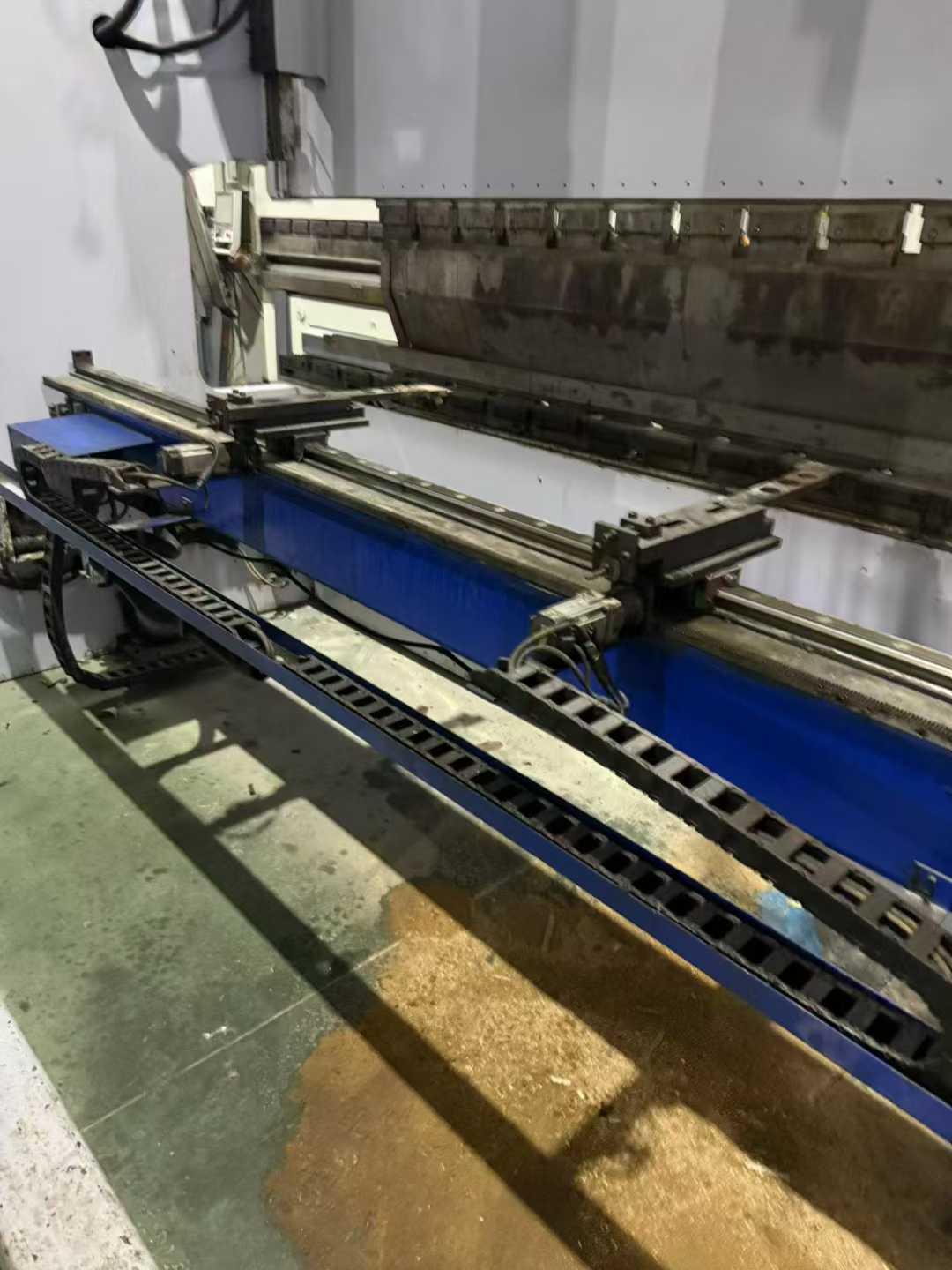 Yue Wei 300-ton 4.1-meter electro-hydraulic servo 6.➕ Axis 1, increased travel range, 500 throat depth, opening height of 700 mm, CNC bending machine.