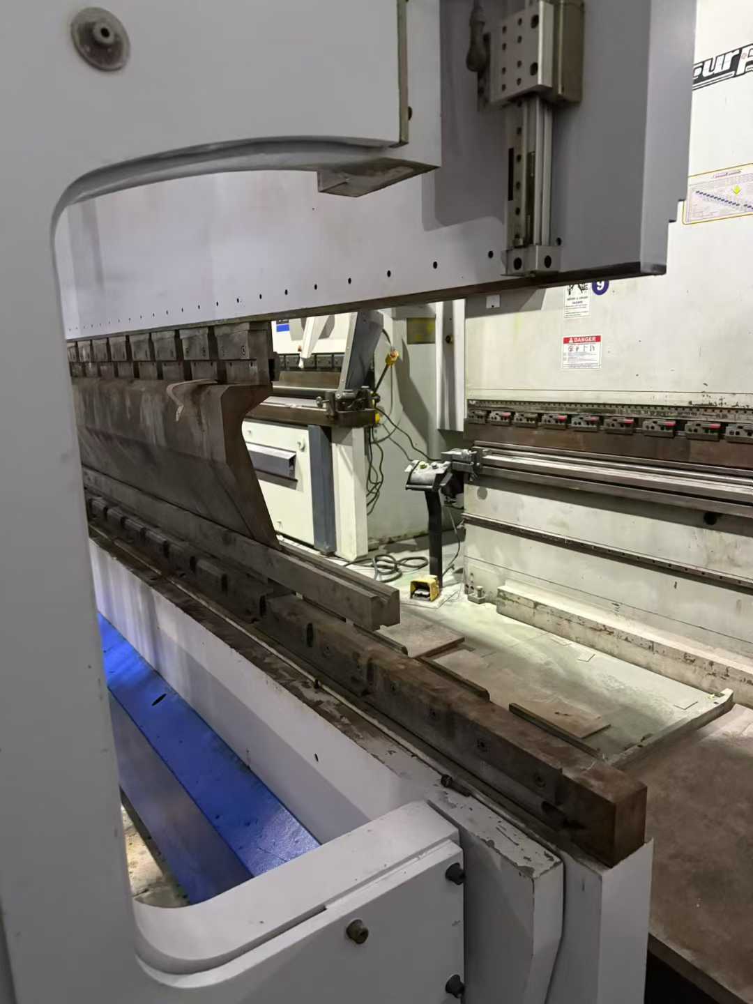 Yue Wei 300-ton 4.1-meter electro-hydraulic servo 6.➕ Axis 1, increased travel range, 500 throat depth, opening height of 700 mm, CNC bending machine.