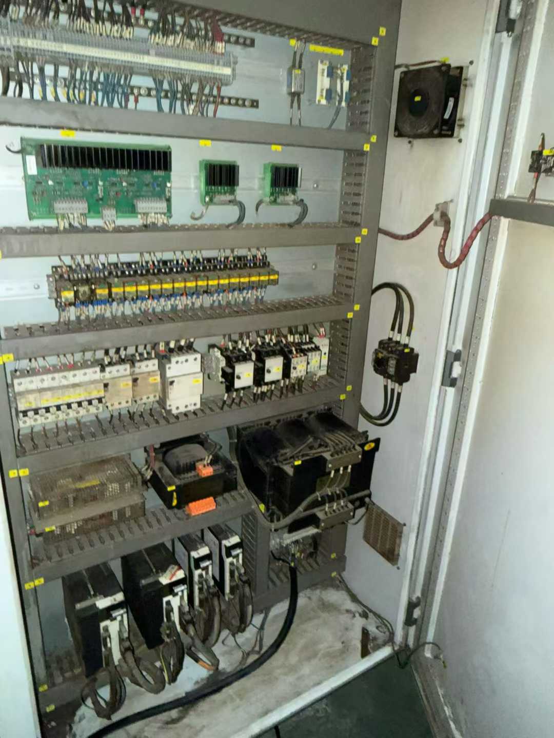 Yue Wei 300-ton 4.1-meter electro-hydraulic servo 6.➕ Axis 1, increased travel range, 500 throat depth, opening height of 700 mm, CNC bending machine.