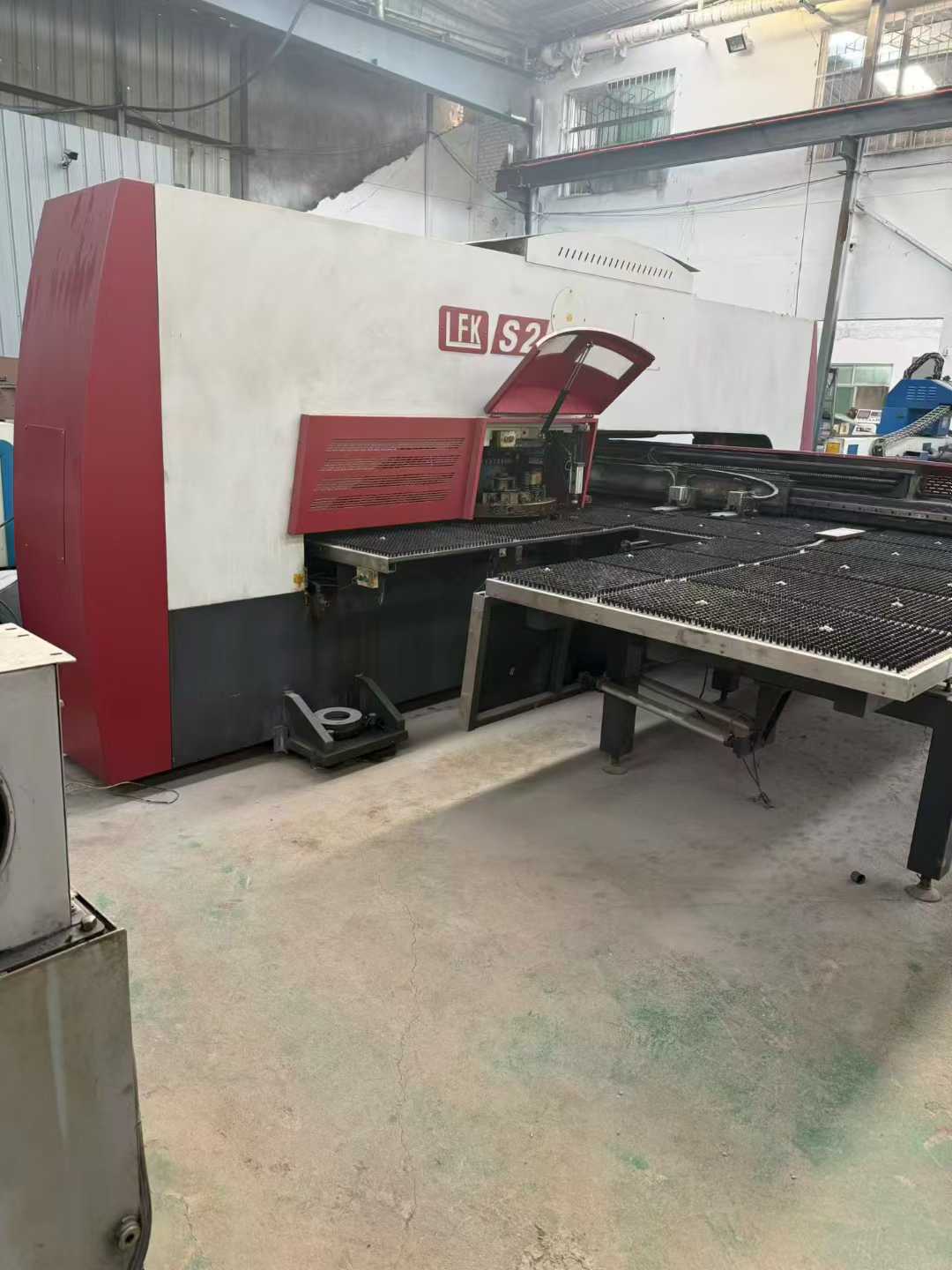 Pre-fabricated beam Liang Fa Ji, 1.5 meters long.✖️ 5-meter fully electric servo press.