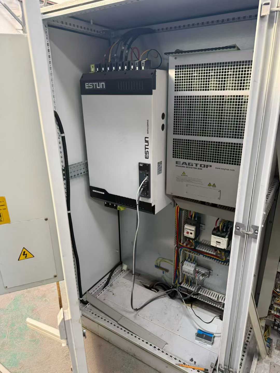 Pre-fabricated beam Liang Fa Ji, 1.5 meters long.✖️ 5-meter fully electric servo press.