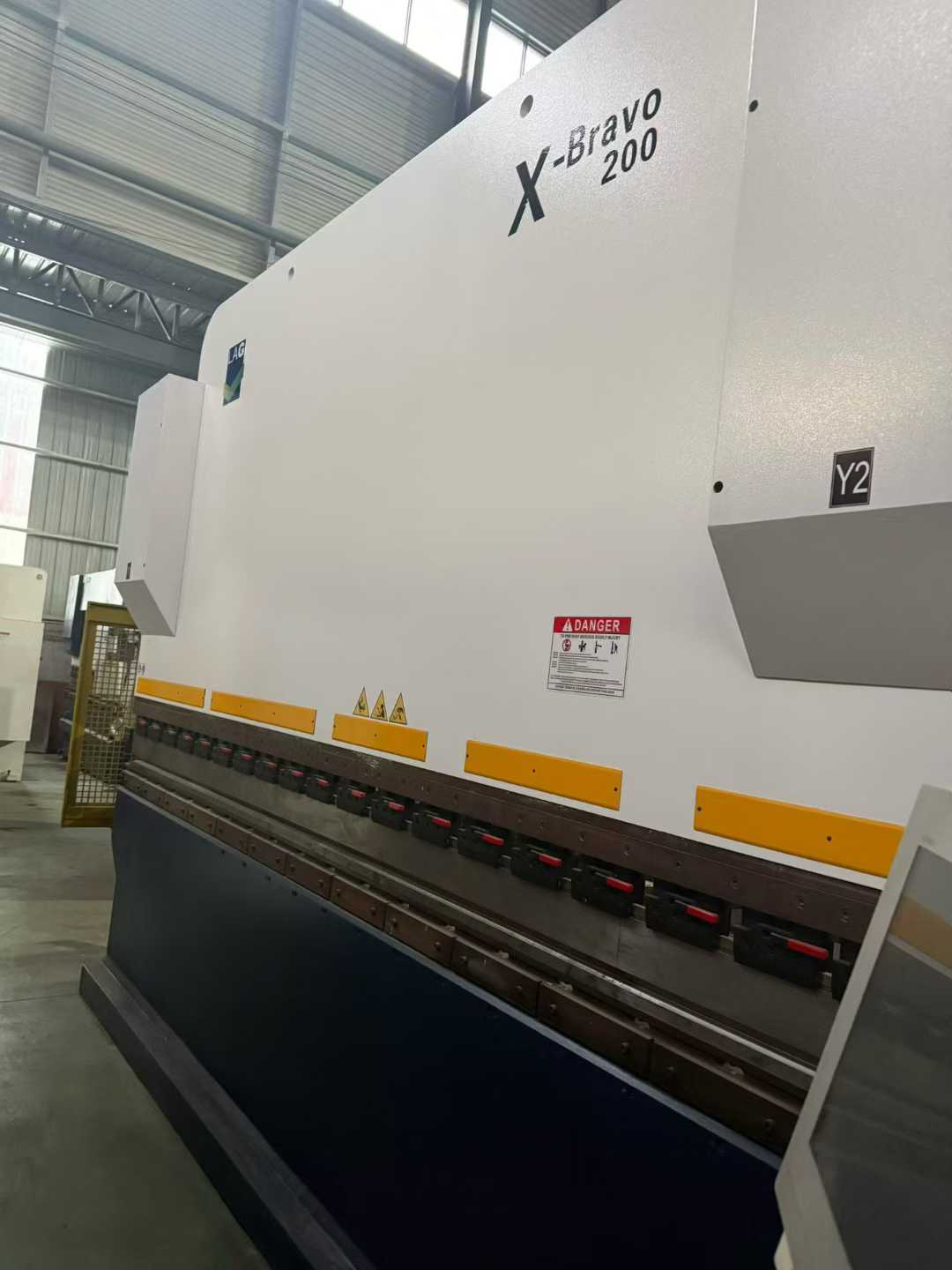 Italian Geos 200 tons, 4 meters, hybrid oil and electric.➕ 1-axis CNC bending machine with top-of-the-line Swiss Stork CT15 CNC system.