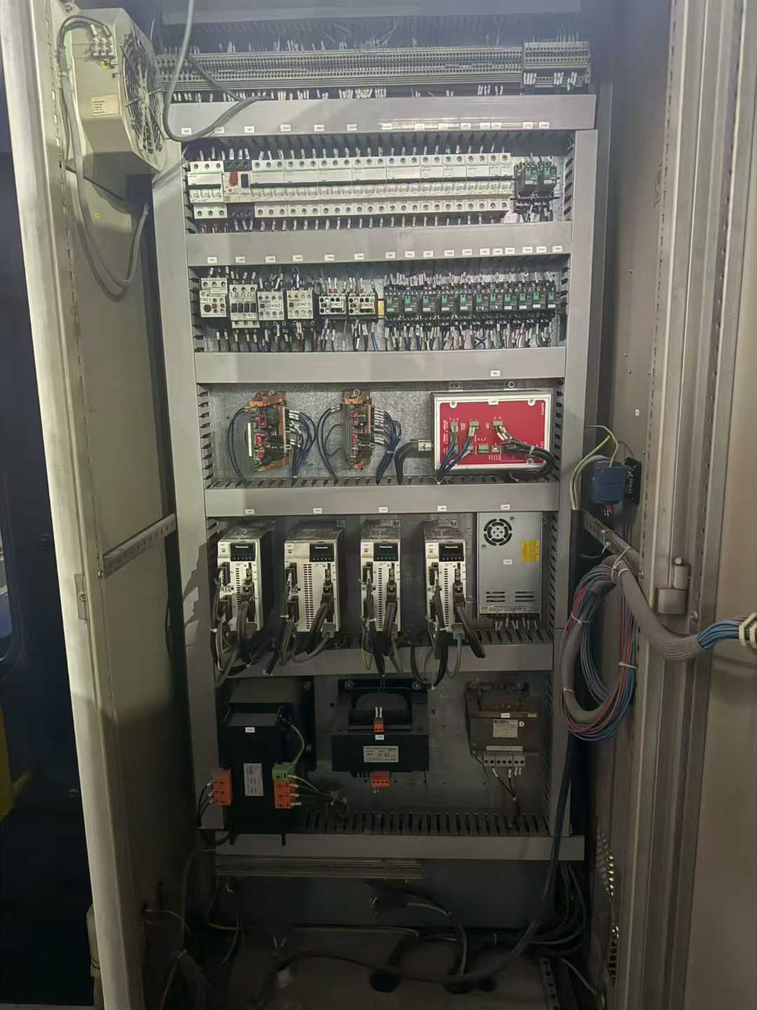 Italian Geos 200 tons, 4 meters, hybrid oil and electric.➕ 1-axis CNC bending machine with top-of-the-line Swiss Stork CT15 CNC system.