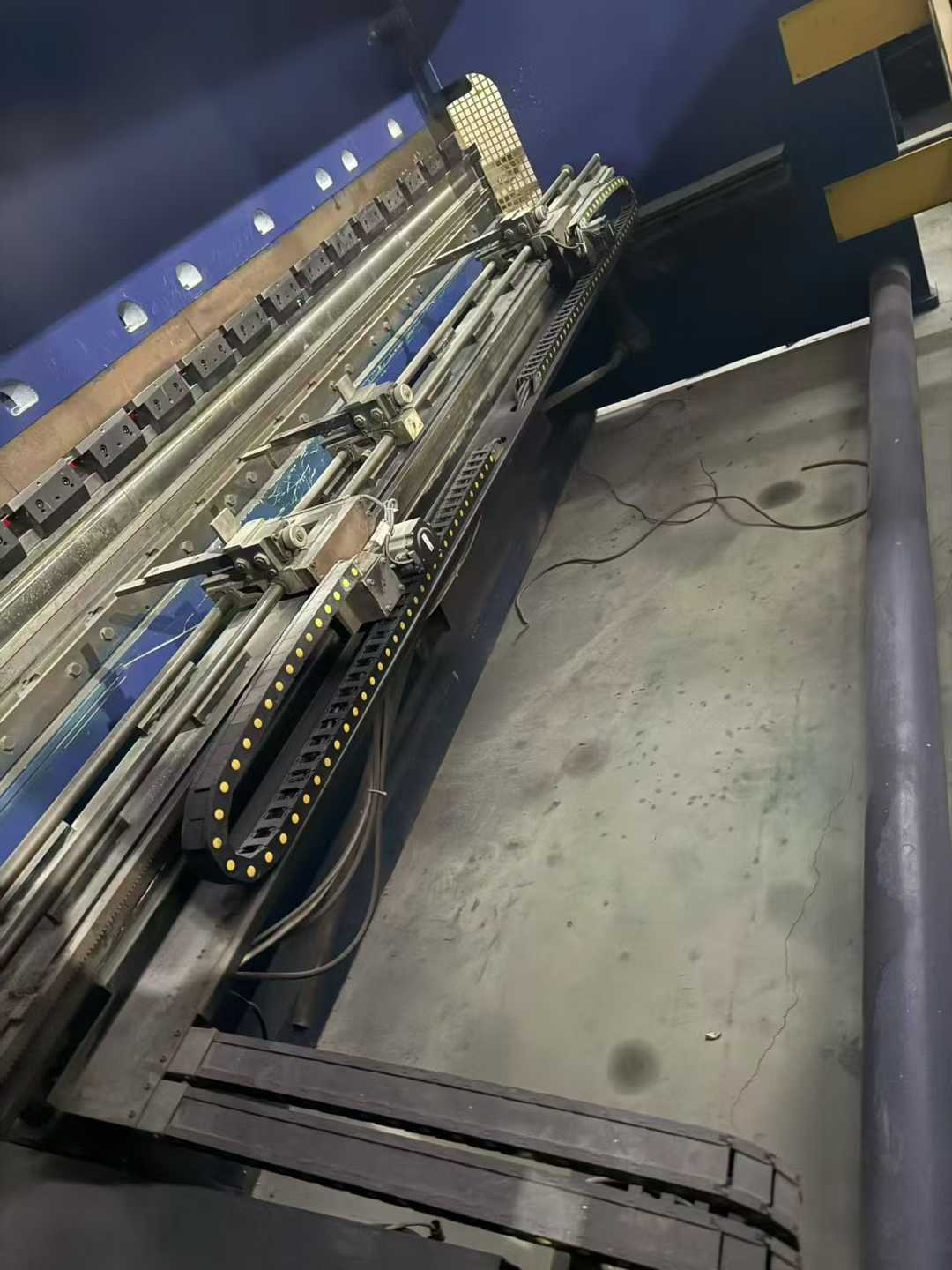 Italian Geos 200 tons, 4 meters, hybrid oil and electric.➕ 1-axis CNC bending machine with top-of-the-line Swiss Stork CT15 CNC system.