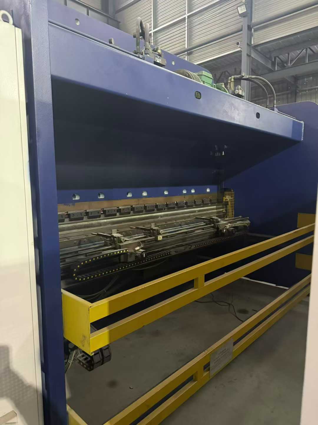 Italian Geos 200 tons, 4 meters, hybrid oil and electric.➕ 1-axis CNC bending machine with top-of-the-line Swiss Stork CT15 CNC system.